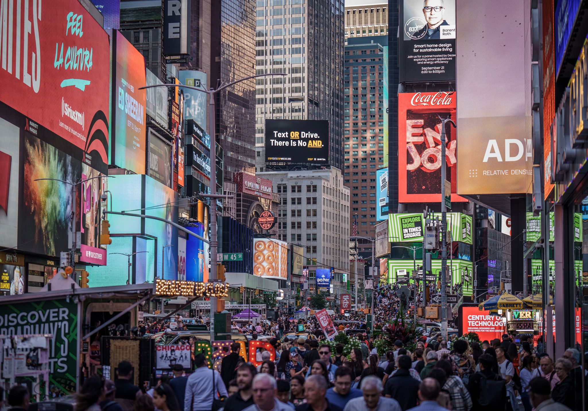 Für Reisen in die USA (im Bild: der New Yorker Times Square) müssen sich Urlauber vorher um eine ESTA kümmern.
