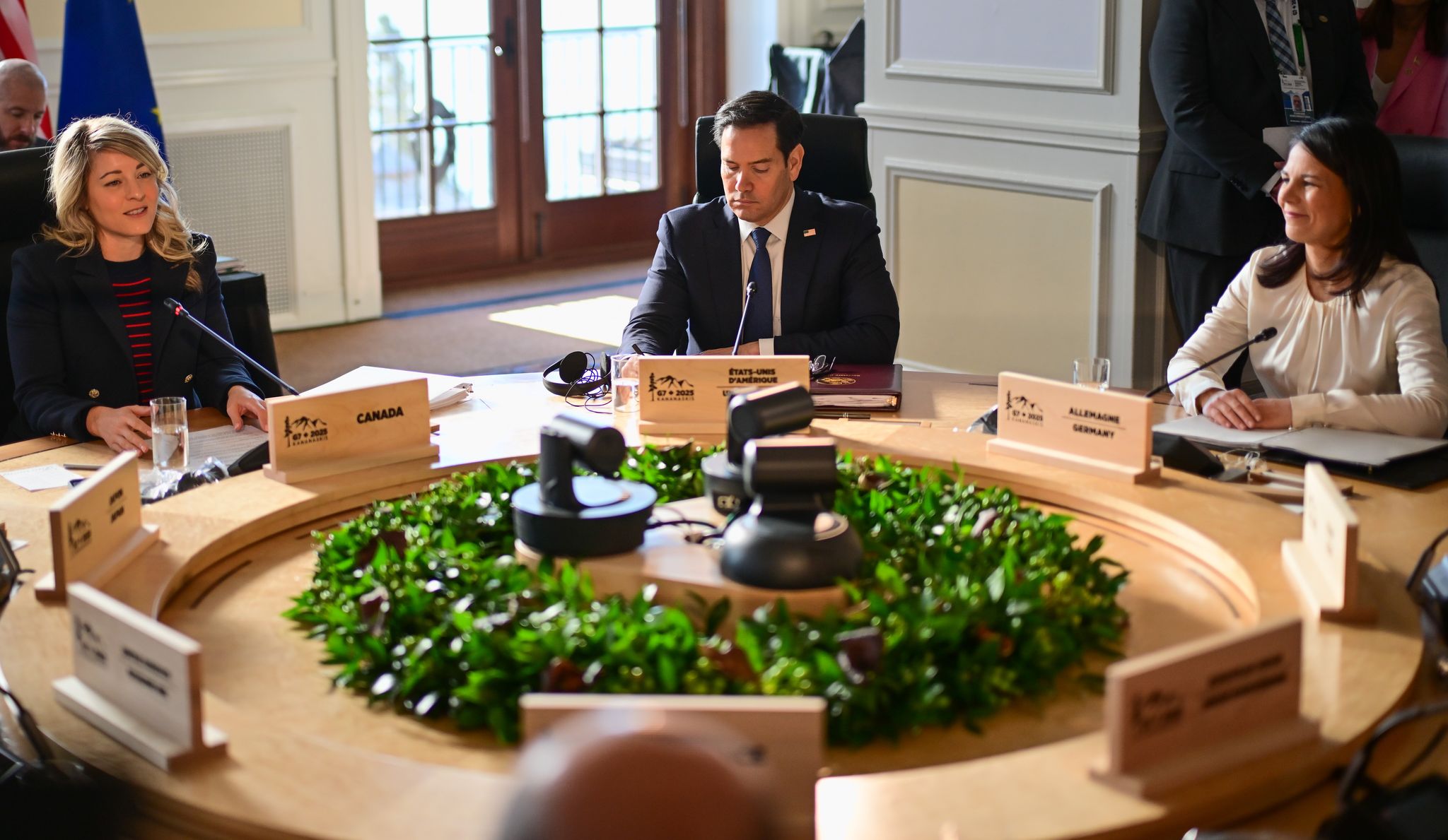 Die Minister nahmen an einem runden Tisch Platz.