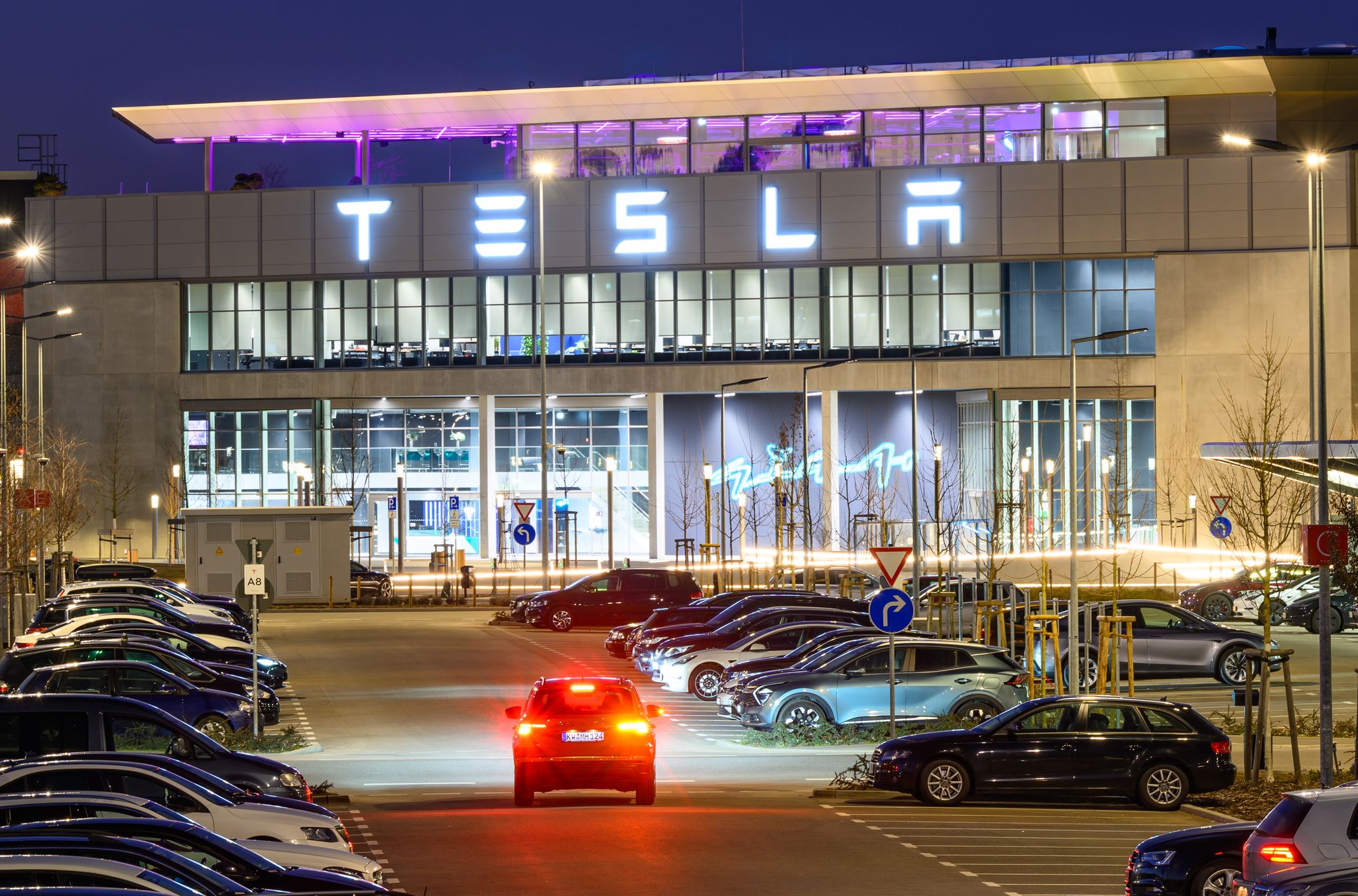 Mit den Neuzulassungen geht es bei Tesla steil bergab.