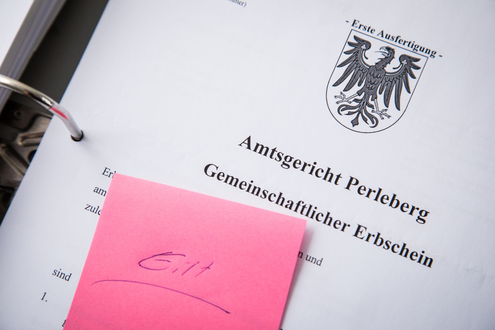 Jemanden komplett vom Erbe ausschließen? Bei nahen Angehörigen geht das nicht so einfach - ihnen steht zumindest ein Pflichtteil zu.