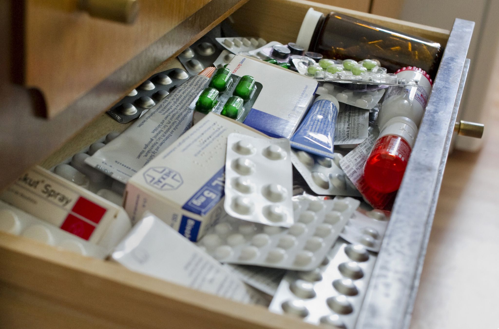 Sieht Ihre Hausapotheke auch so aus? Dann ist es Zeit, sich von Medikamenten zu trennen, die abgelaufen sind.