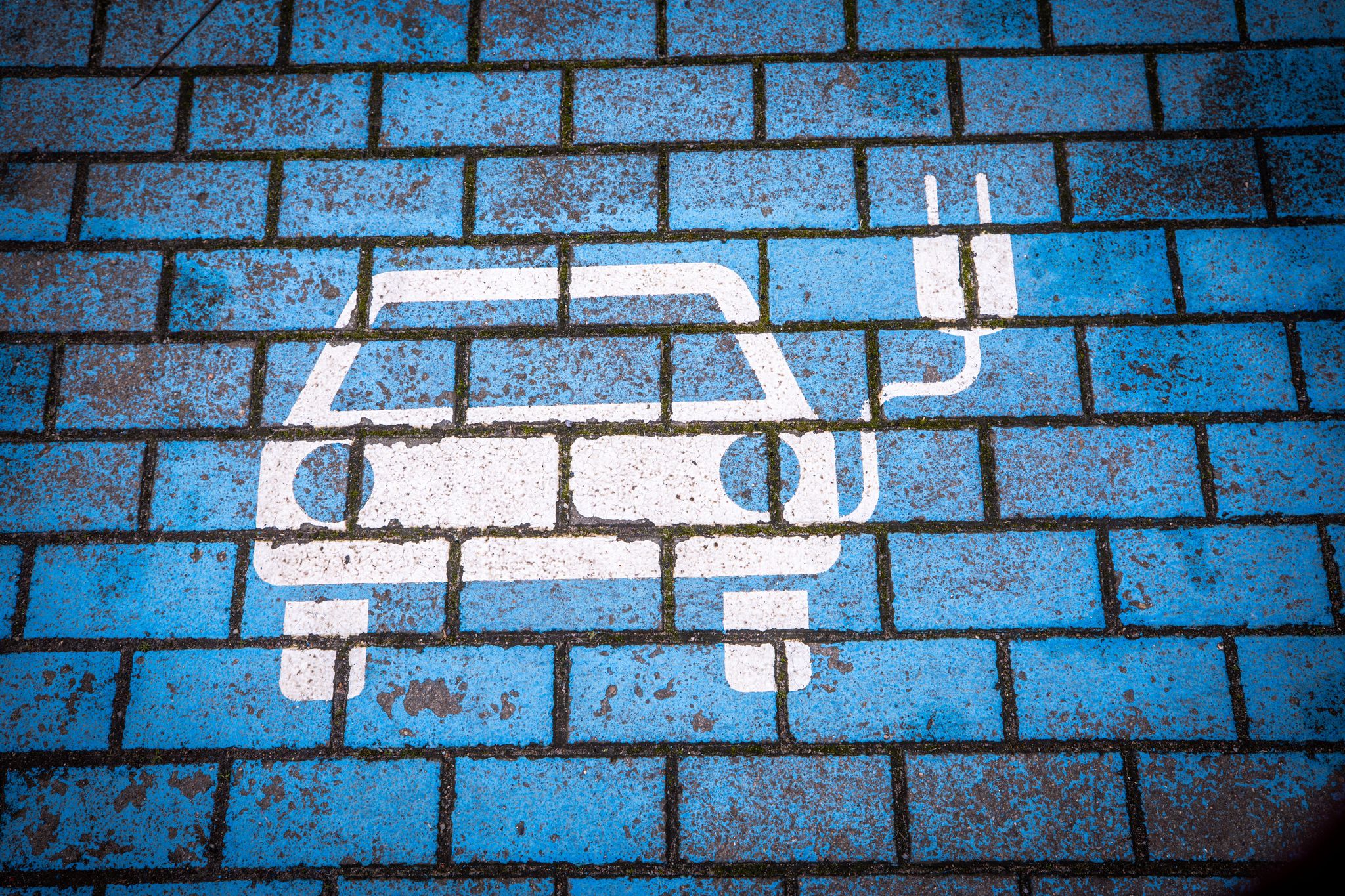 Dieser Parkplatz für ein Elektroauto, das seinen Akku auflädt, ist leer. (Symbolbild)