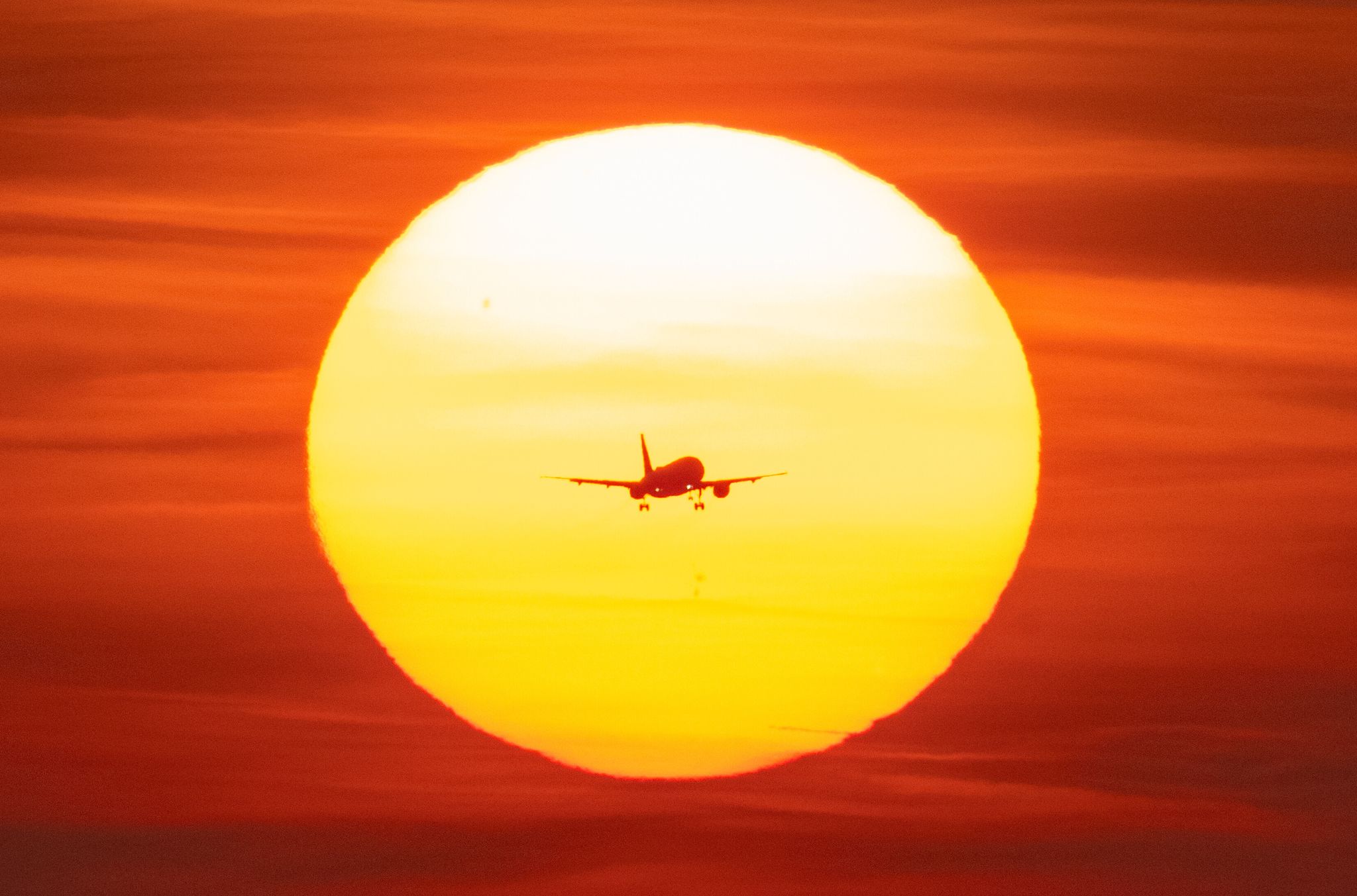 Flieger im Landeanflug: Am Zwischenziel angekommen, bietet sich vor allem an den großen Drehkreuzen der Airlines ein längerer Stop-over an - den man allerdings gut planen sollte.