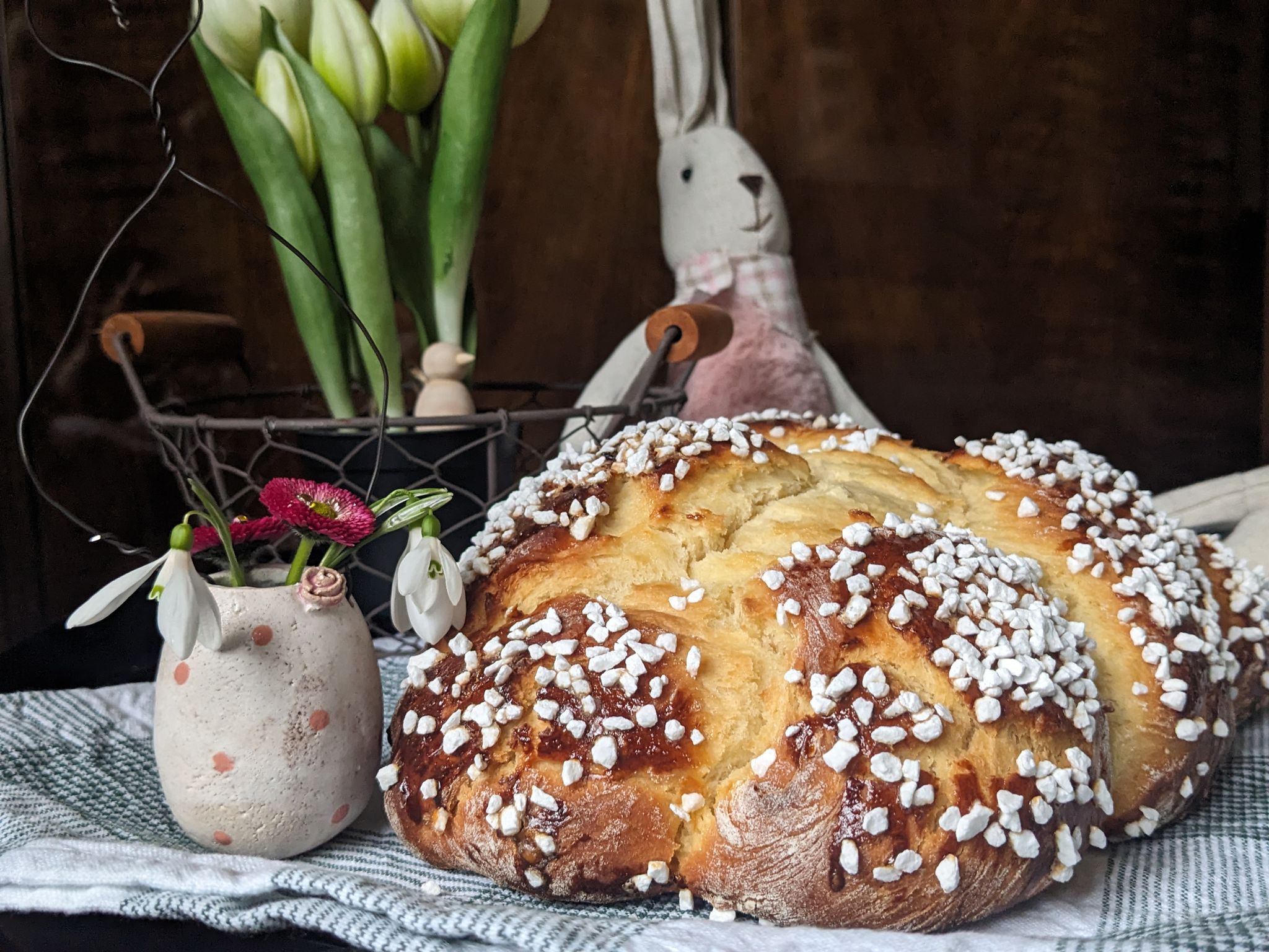 Ein luftiger Hefezopf, reichlich mit Hagelzucker bestreut, darf an Ostern nicht fehlen.