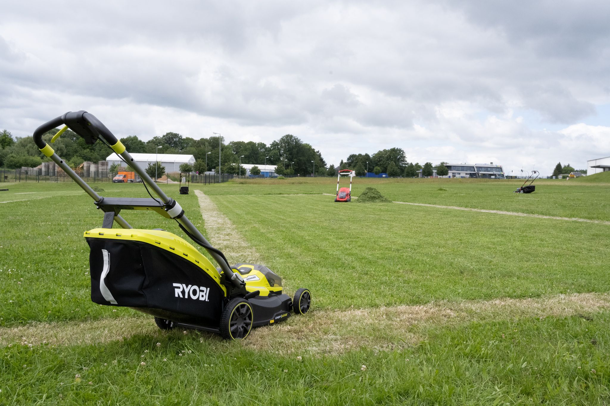 Teststrecke: «Stiftung Warentest» hat 13 Rasenmäher geprüft und fünf von ihnen für «gut» befunden.