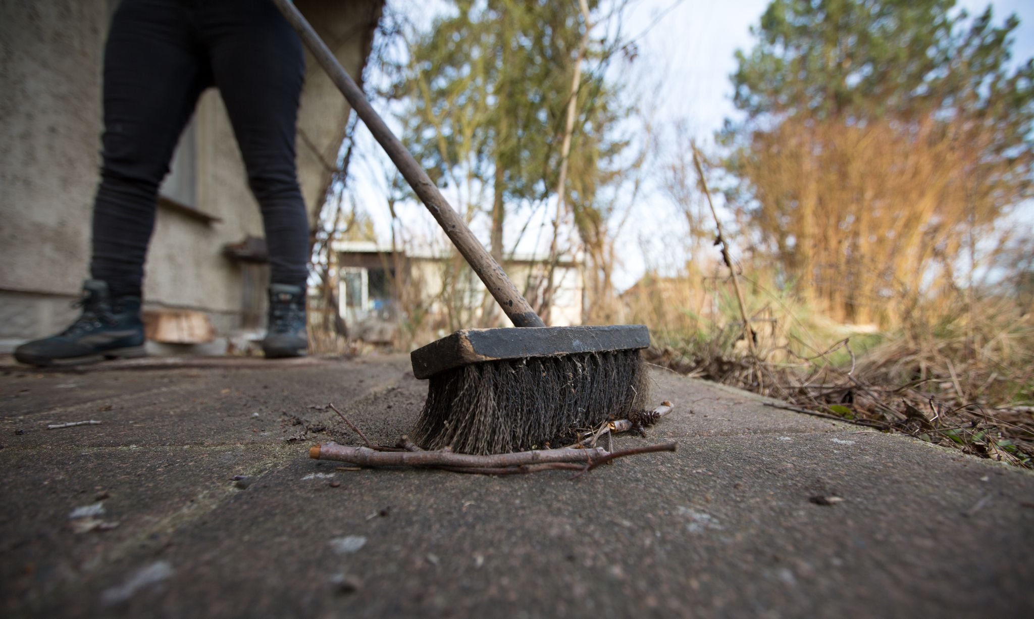 Bieten Fremde unangemeldet Reinigungsarbeiten am Haus an, sollte man diese nie spontan beauftragen.