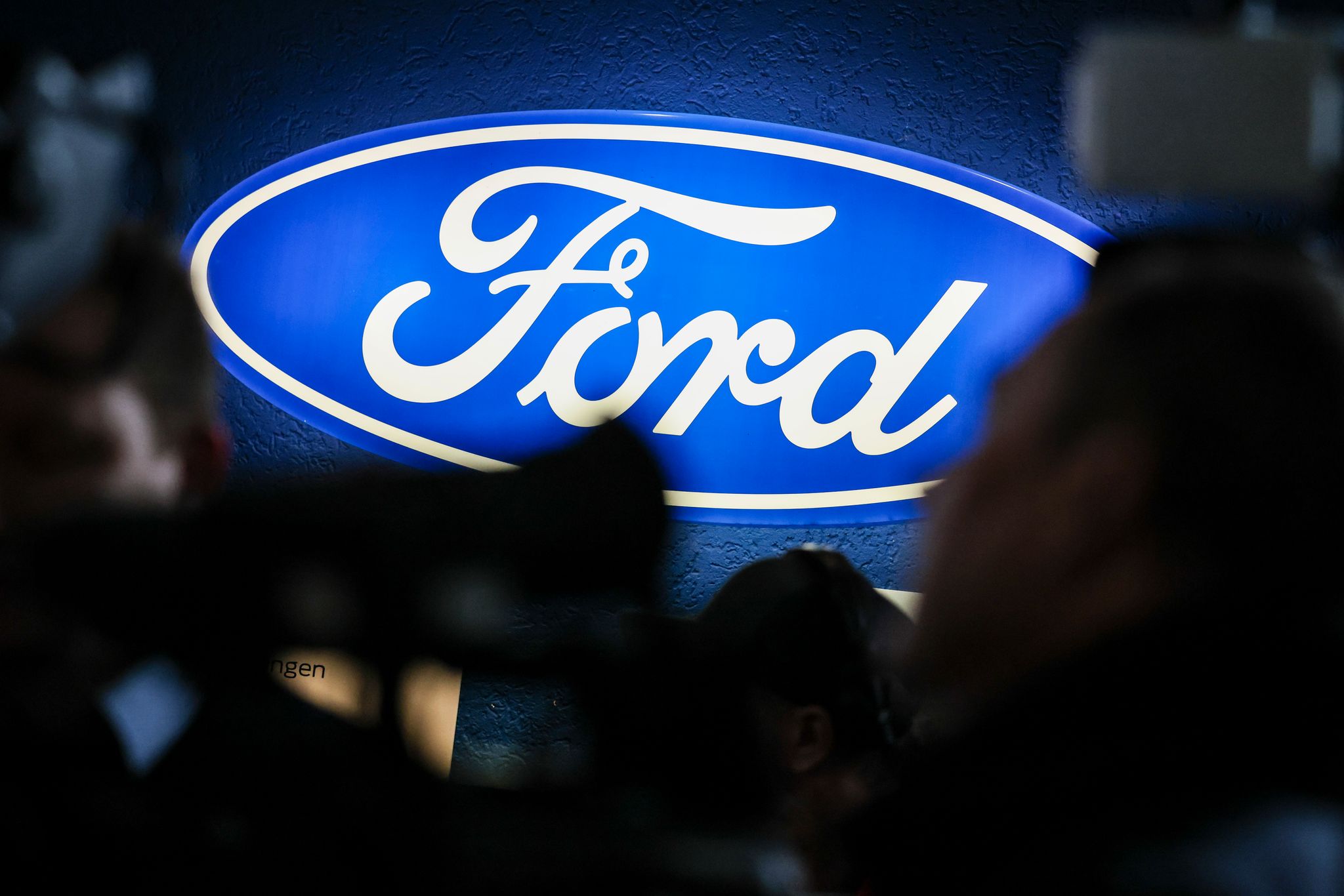 Ein Firmenschild des Autobauers Ford bei einer Betriebsversammlung Ende 2024: Das Unternehmen macht schwierige Zeiten durch.