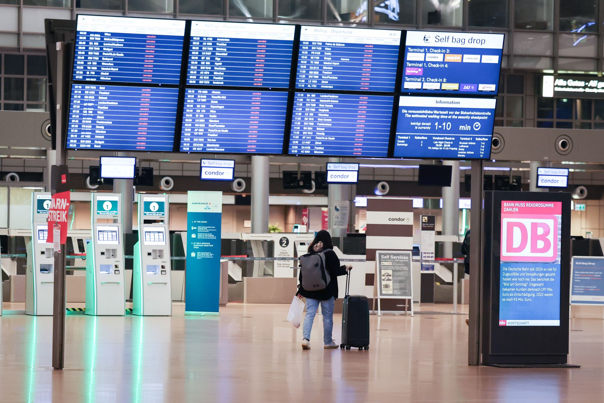 Beschäftigte, deren Rückflug aufgrund eines Warnstreiks verschoben wurde und jetzt andernorts feststecken, sollten schnellstmöglich ihren Arbeitgeber kontaktieren.