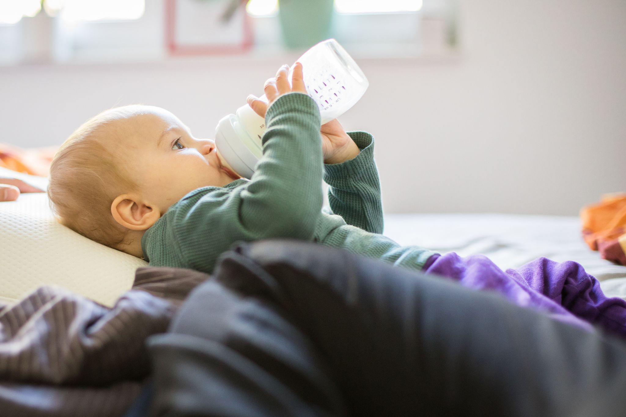 Aufgrund der möglichen leberschädigenden Eigenschaften durch Estragol raten Mediziner davon ab, Babys und Kleinkindern Fencheltee zu geben.