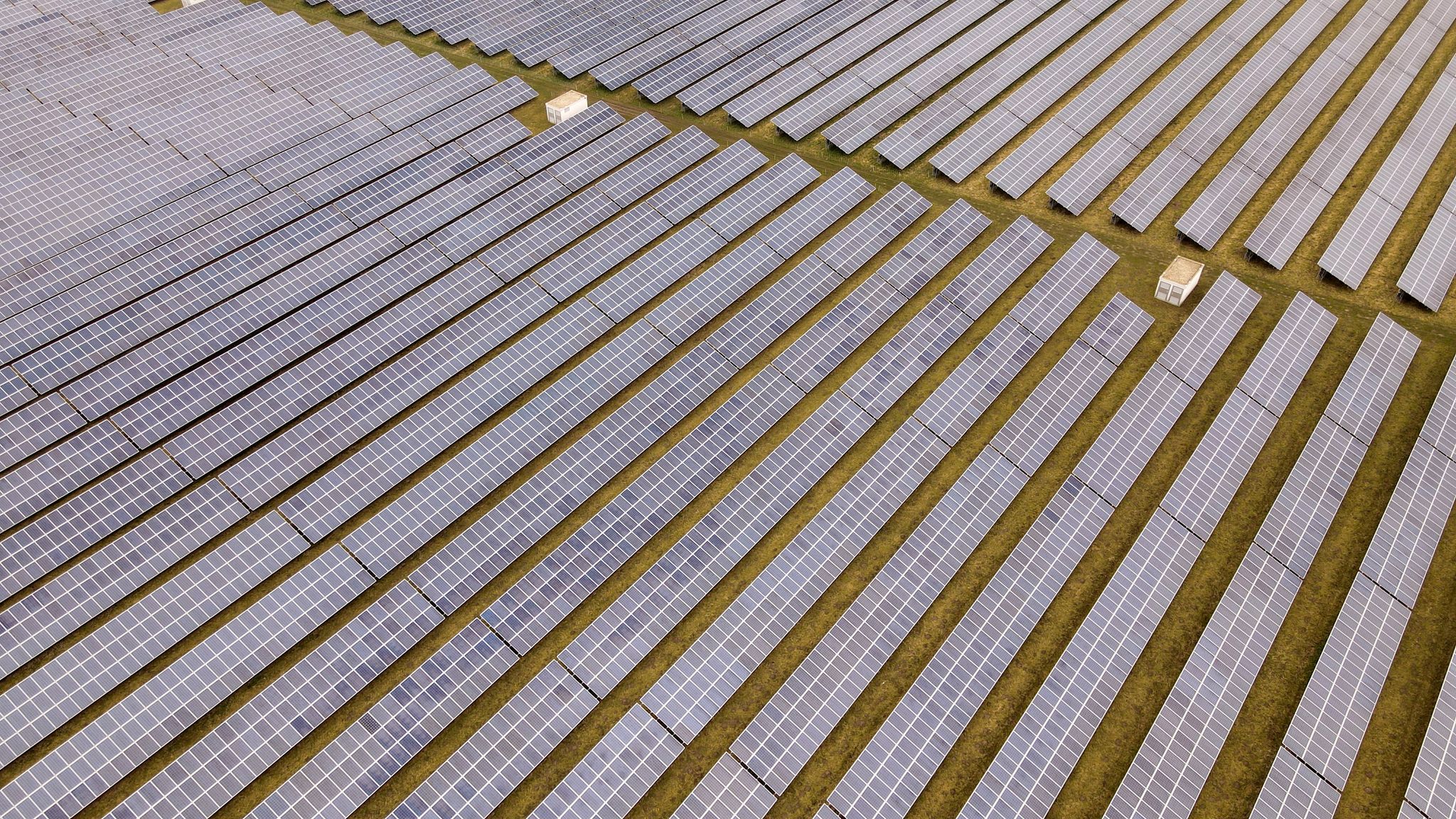 Ein Solarpark der BayWa r.e. in Mecklenburg-Vorpommern am Ostseeflughafen Barth.