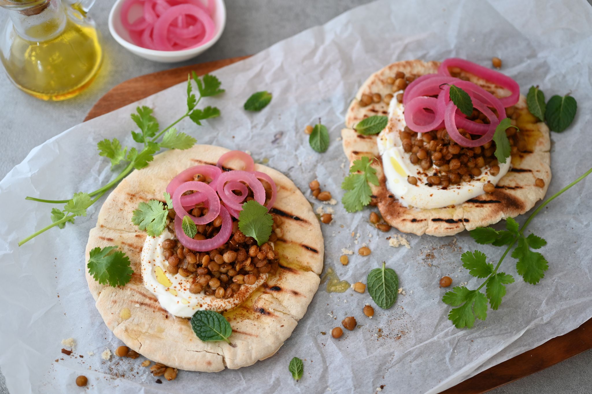 Knuspriges Pita präsentiert sich in diesem Rezept mit cremigem Joghurt und einer sauer-scharfen Kombi aus marinierten Linsen und Zwiebeln.