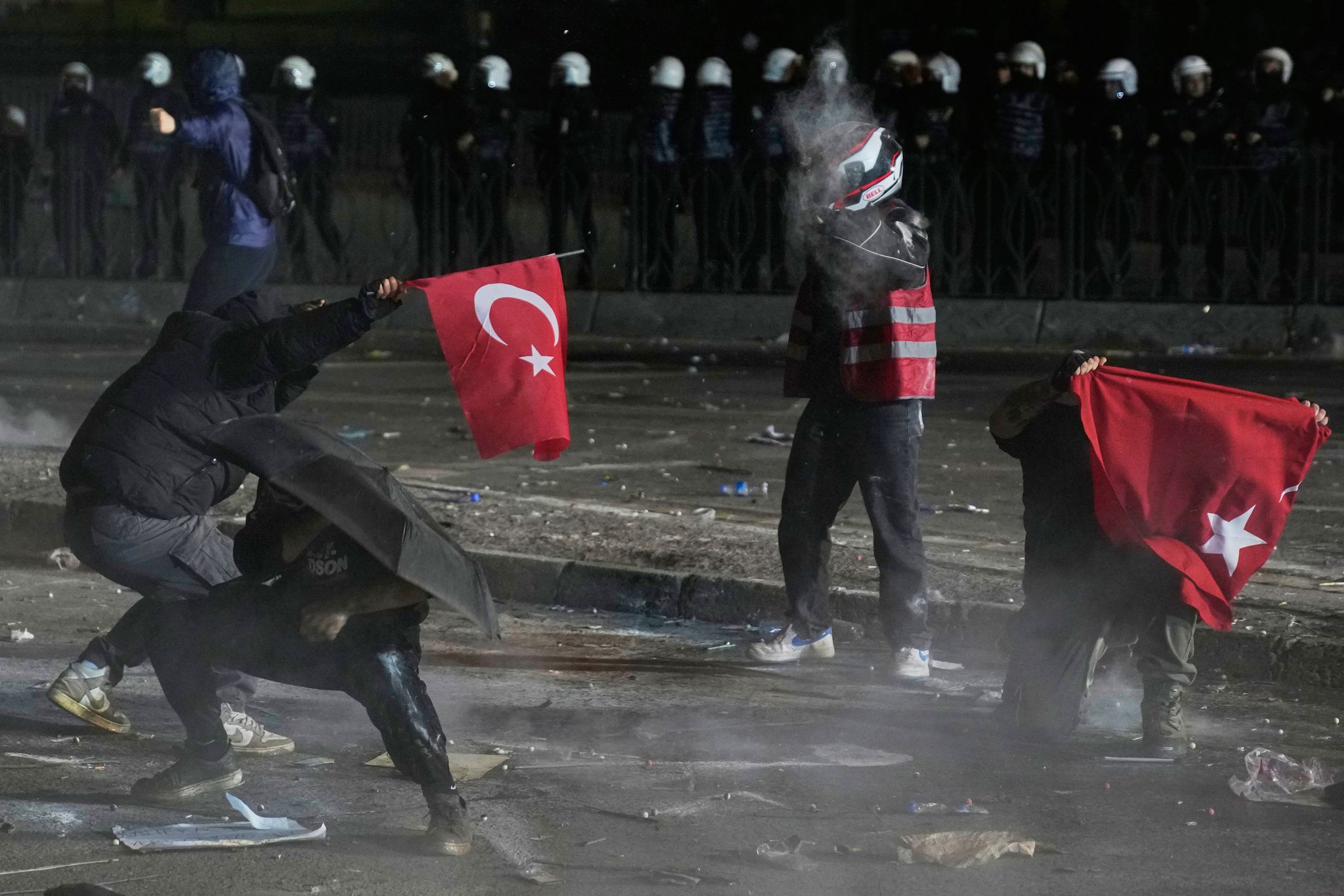 Erneut zogen Zehntausende durch Istanbul, um gegen die Inhaftierung von Imamoglu zu protestieren.