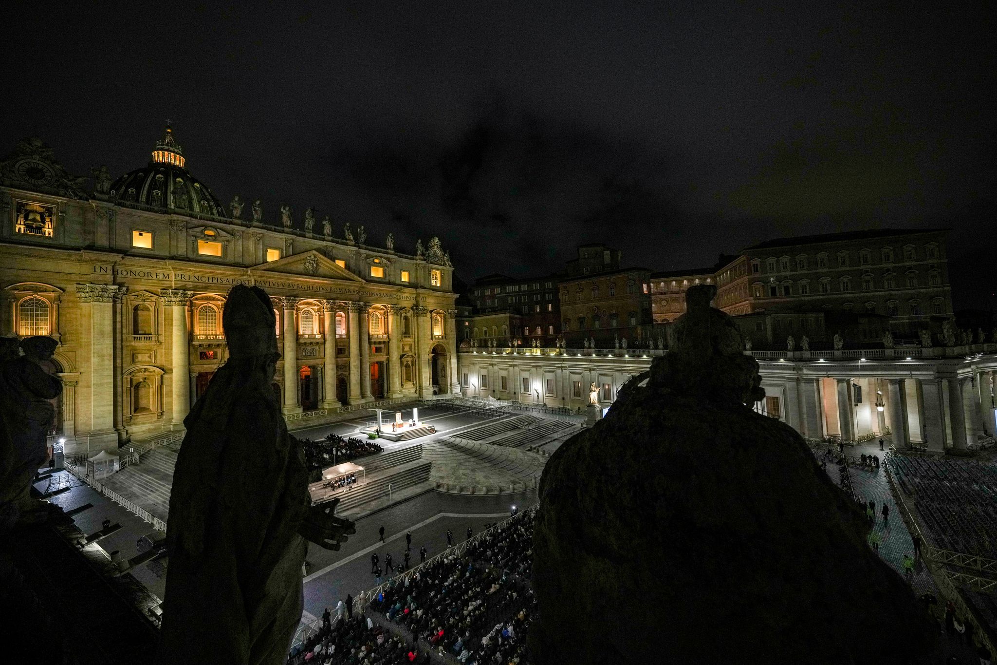 Auf dem Petersplatz haben am Abend wieder Tausende für Papst Franziskus gebetet.