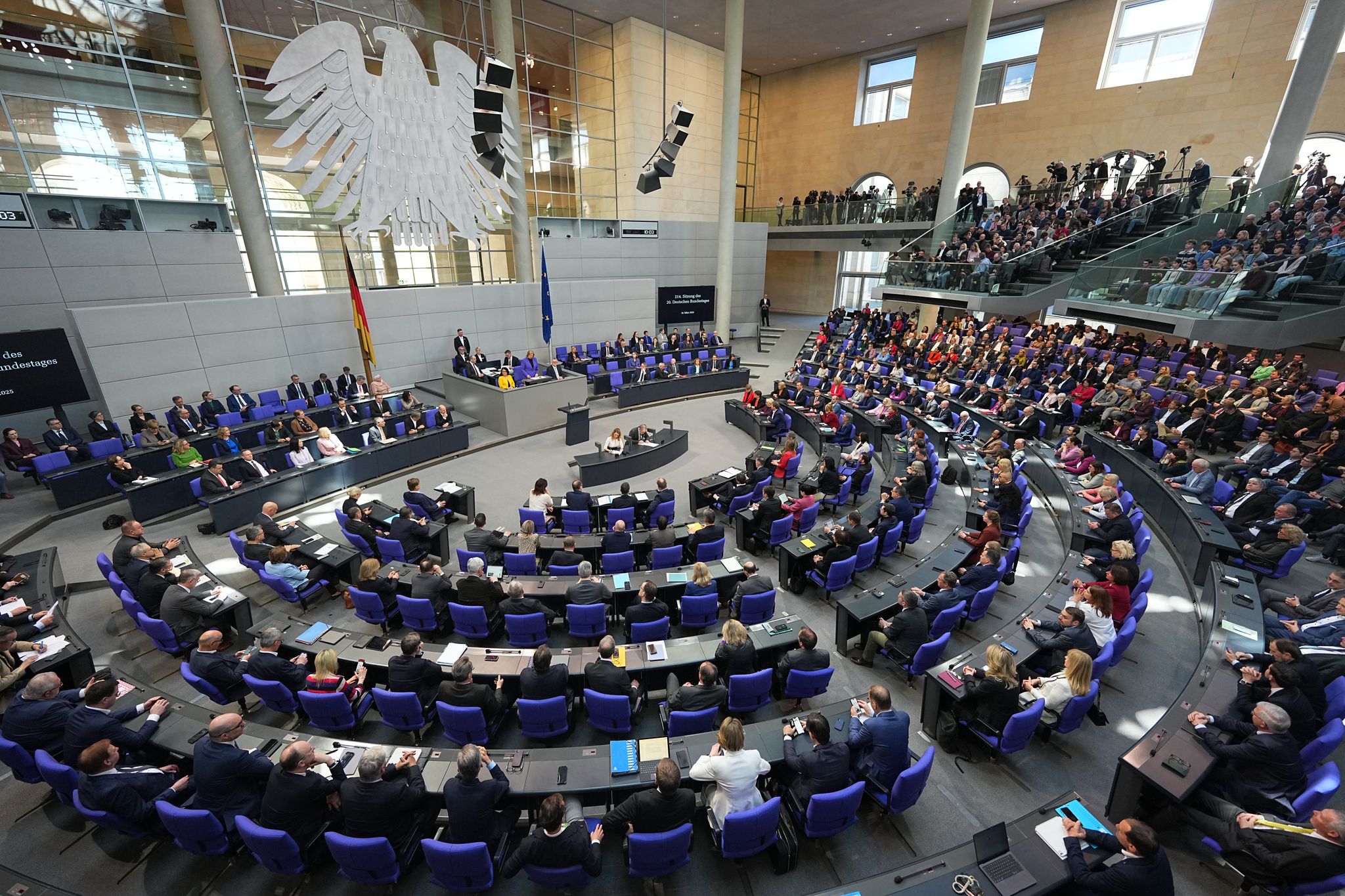 Anträge auf Absetzung der Bundestagssitzung zum Finanzpaket in letzter Minute scheitern.