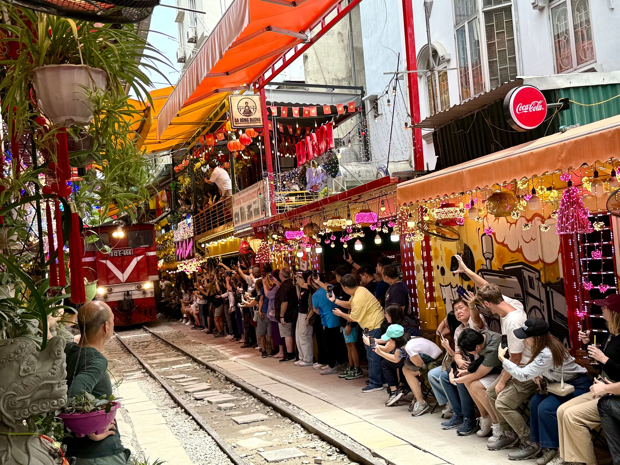 Wenn der Zug kommt, gibt es auf der Train Street in Hanoi kein Halten mehr.