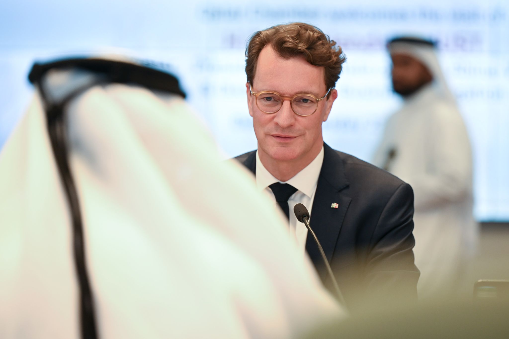 Hendrik Wüst sucht das Gespräch mit katarischen Geschäftsleuten, wie hier in einem Raum der Handelskammer Katars.