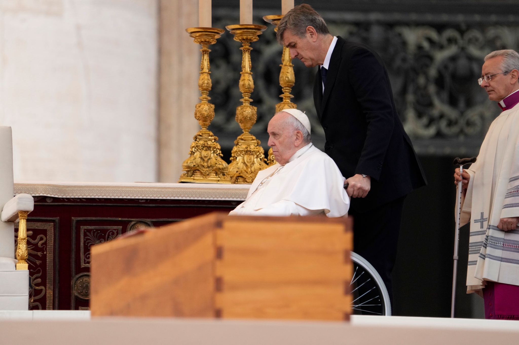 Papst Franziskus wird im Rollstuhl an dem Sarg des verstorbenen emeritierten Papstes Benedikt XVI. während öffentlichen Trauermesse für den emeritierten Papst Benedikt XVI. auf dem Petersplatz gefahren. (Archivbild)