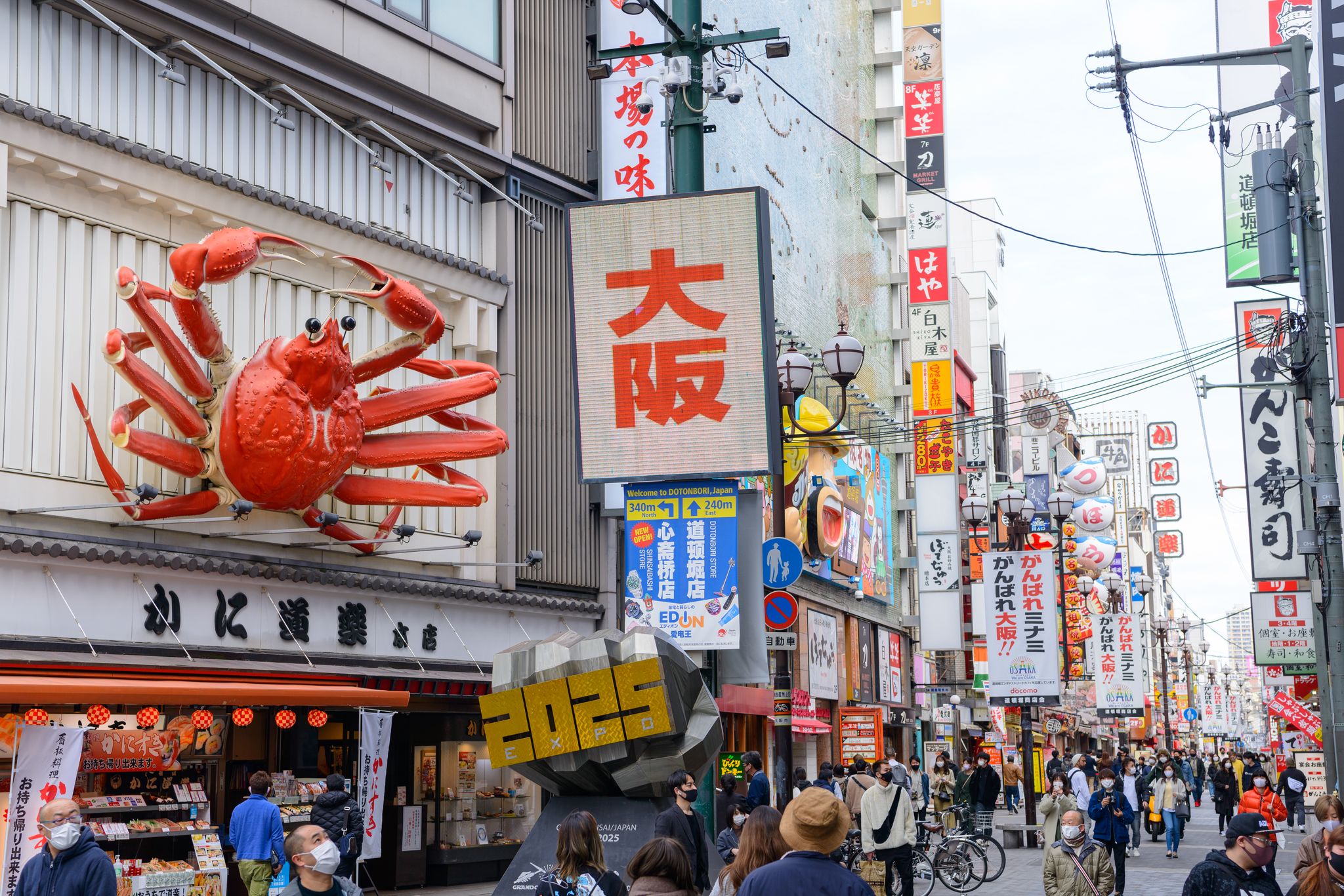 Dotonbori ist Osakas Ausgehviertel Nummer eins - dass man allerlei Köstlichkeiten auf die Hand bekommt, versteht sich von selbst.