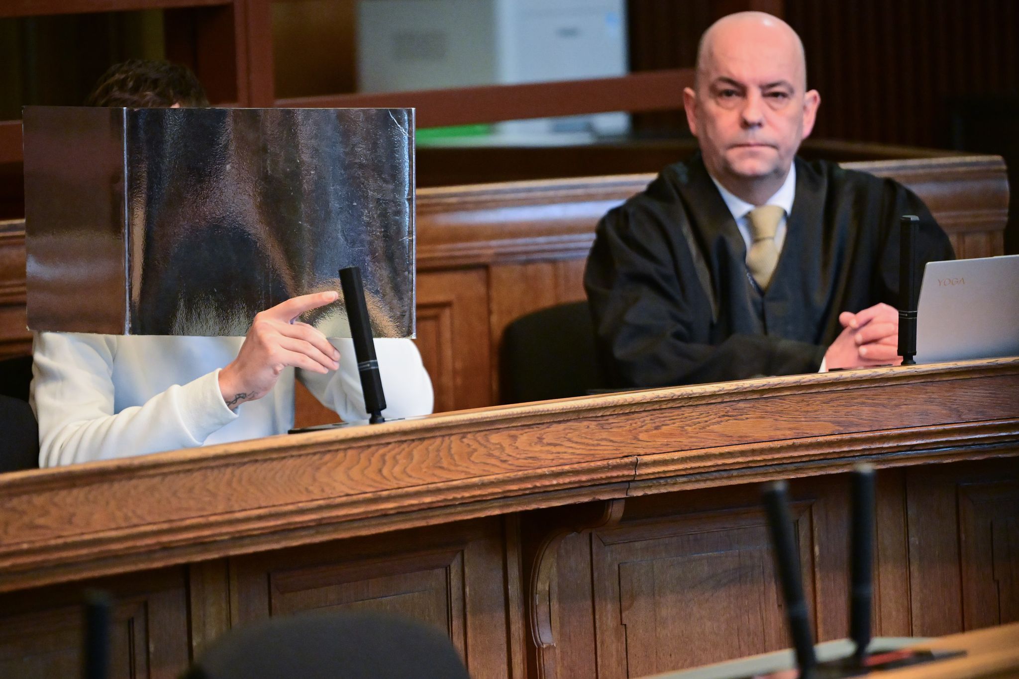 Der angeklagte Influencer sitzt zum Prozessbeginn gegen ihn im Saal neben seinem Rechtsanwalt Axel Czapp. (Archivbild)