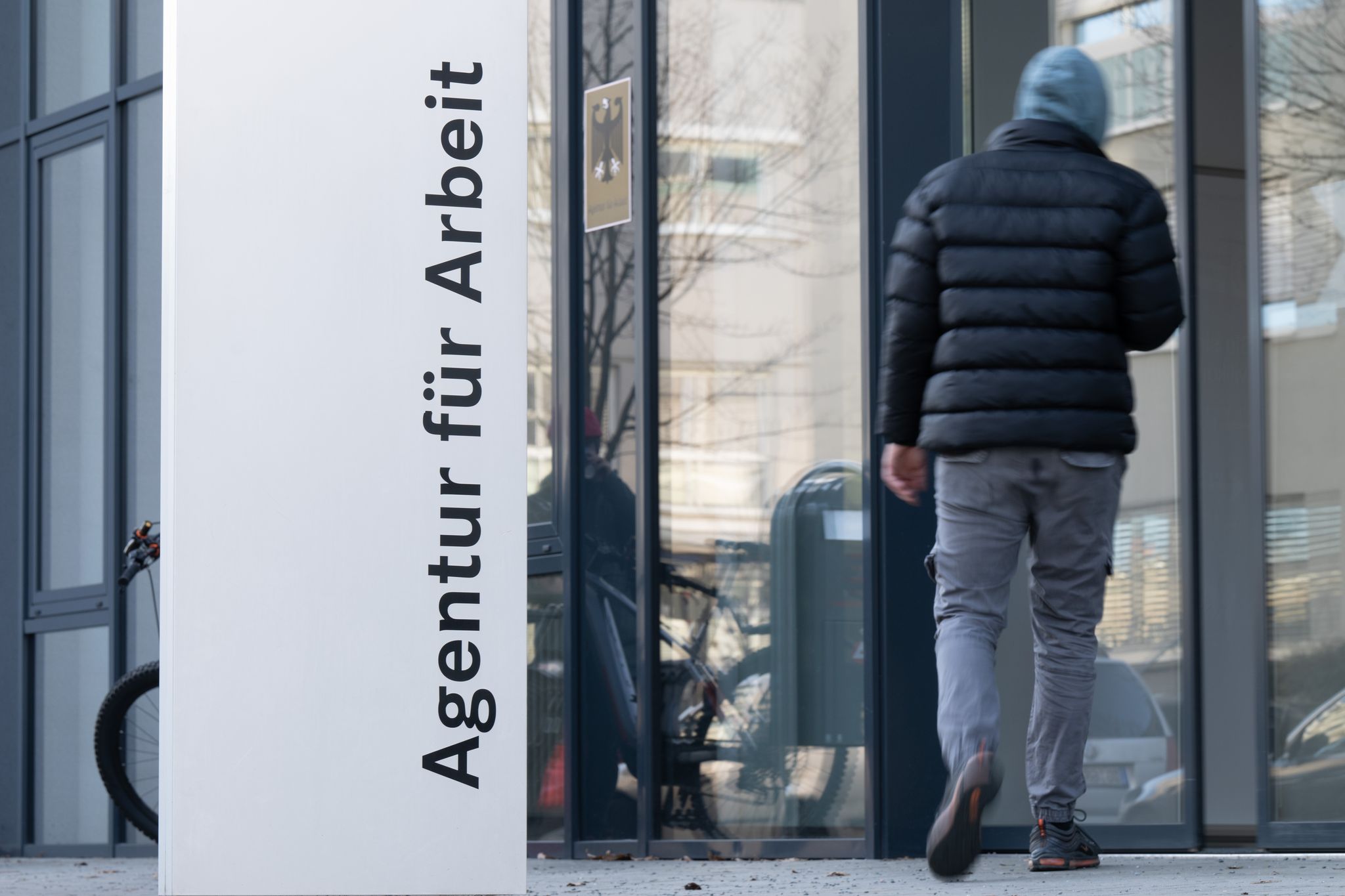 Bislang hatten Ukraine-Flüchtlinge, die nicht selbst für ihren Lebensunterhalt sorgen können, gleich Anspruch auf Bürgergeld. Das soll sich nun ändern. (Symbolbild)