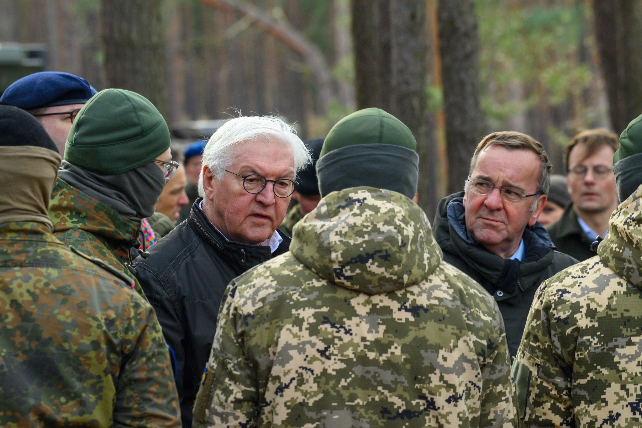Bundespräsident Frank-Walter Steinmeier (l) und Bundesverteidigungsminister Boris Pistorius werden zum Festakt in Brüssel erwartet. (Archivbild)