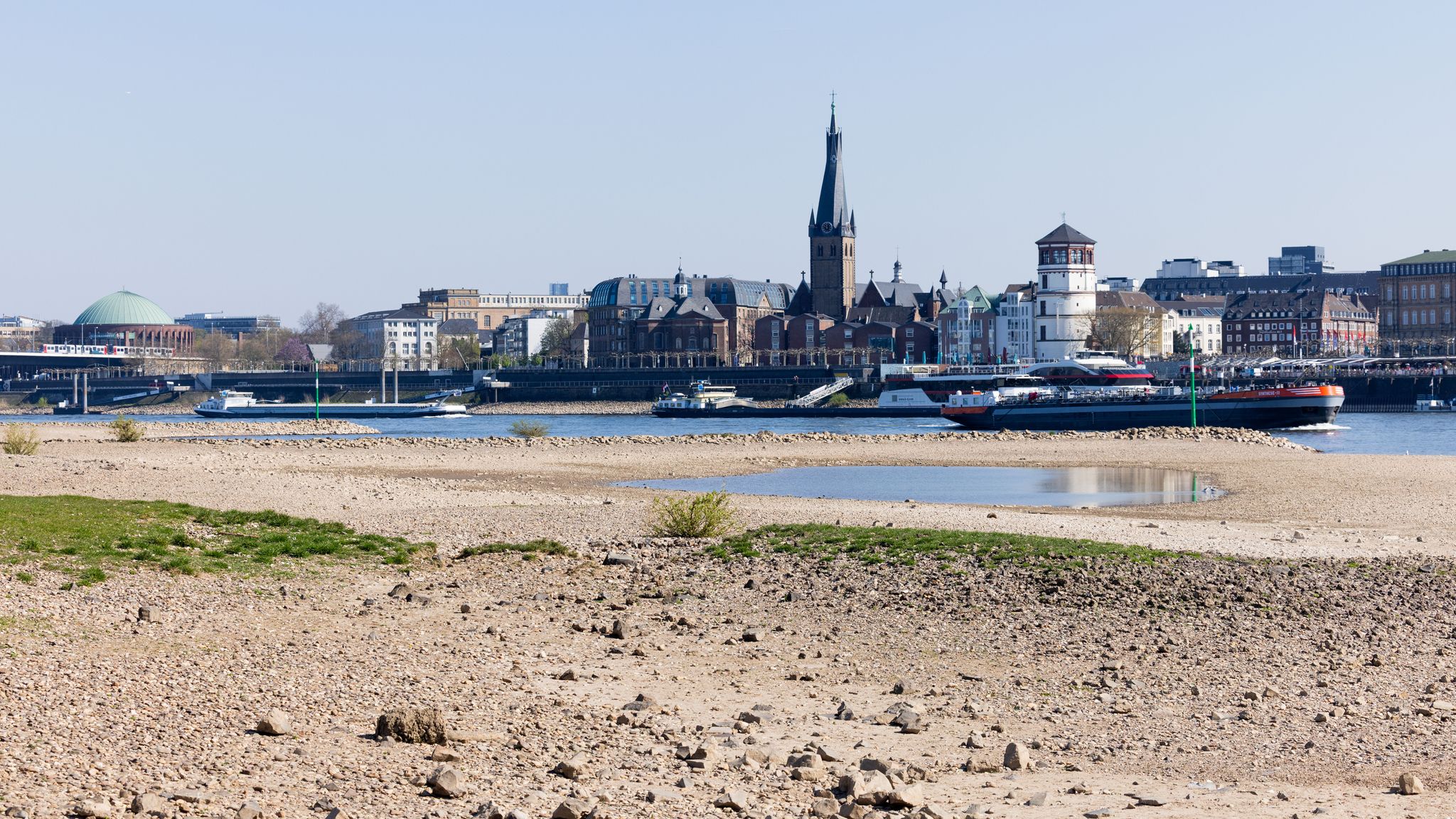 Auch in Düsseldorf ist das Niedrigwasser des Rheins nicht zu übersehen.