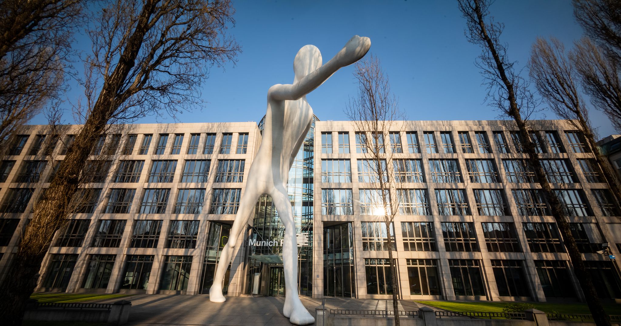 Die Zentrale der Rückversicherung Munich Re. Ihre Fachleute haben die weltweite Entwicklung der Cyberkriminalität im Blick. (Archivbild)