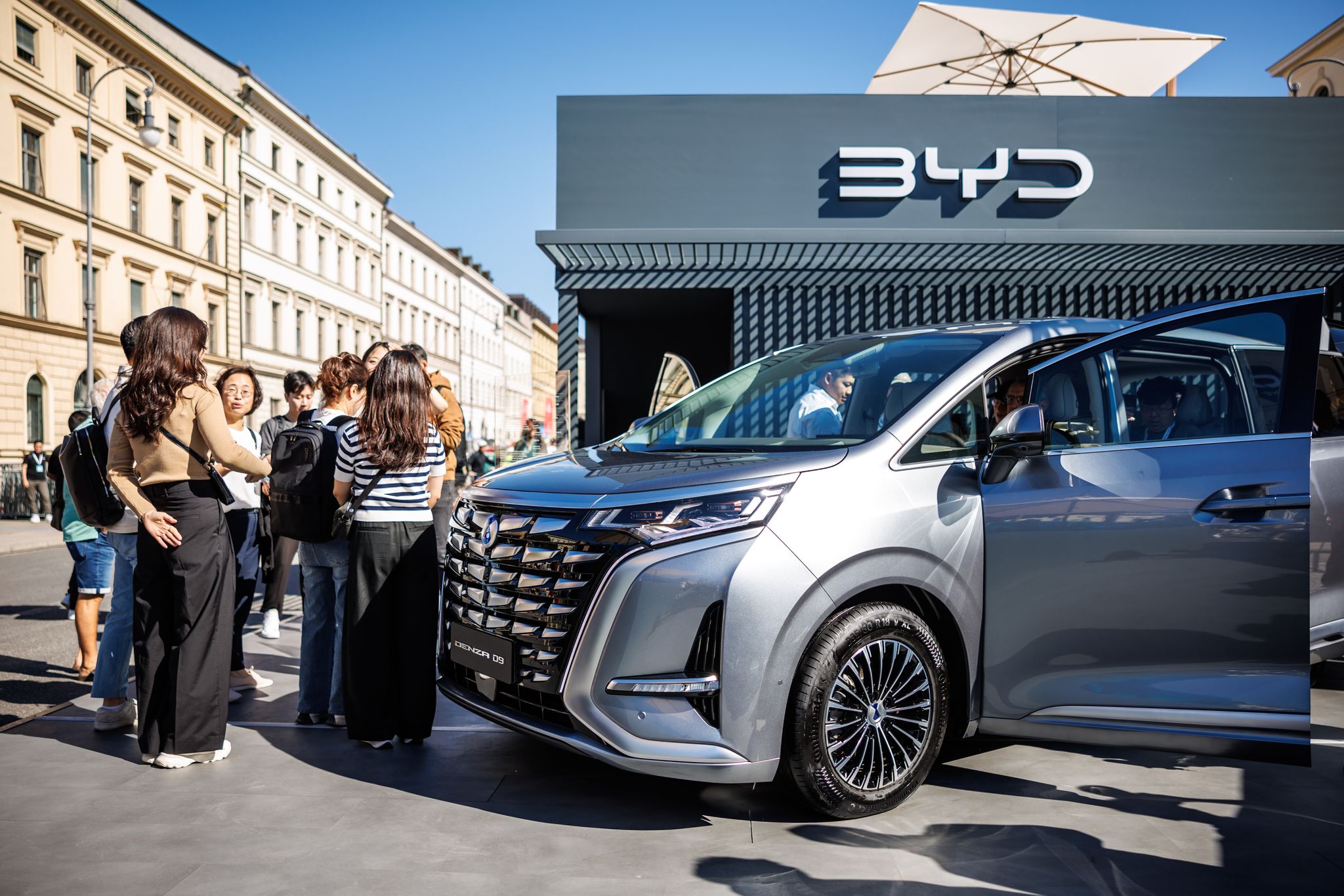 Ein Fahrzeug des chinesischen Herstellers BYD bei der letzten IAA in München. Auf deutschen Straßen sind sie noch sehr selten.