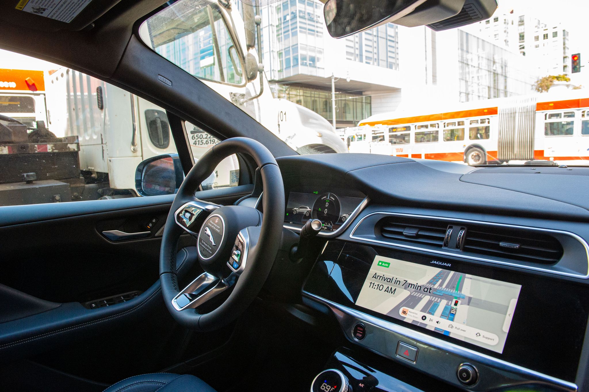 Waymo kutschiert Fahrgäste in mehreren US-Städten ohne einen Menschen am Steuer. (Archivbild)