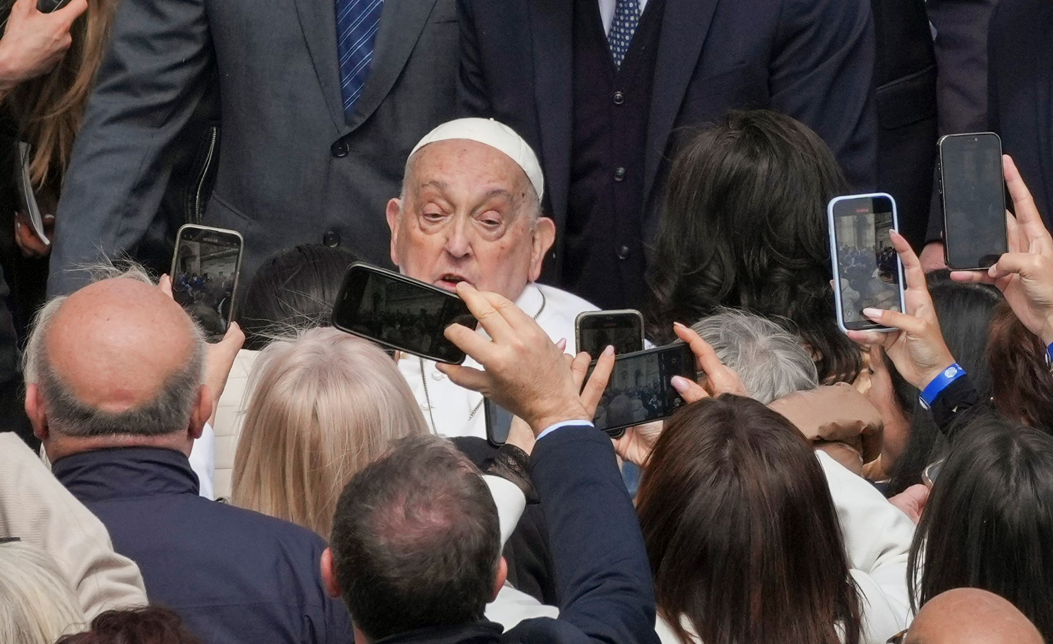 Papst Franziskus geht nach seiner Entlassung aus dem Krankenhaus immer wieder überraschend an die Öffentlichkeit. (Foto: Archiv)