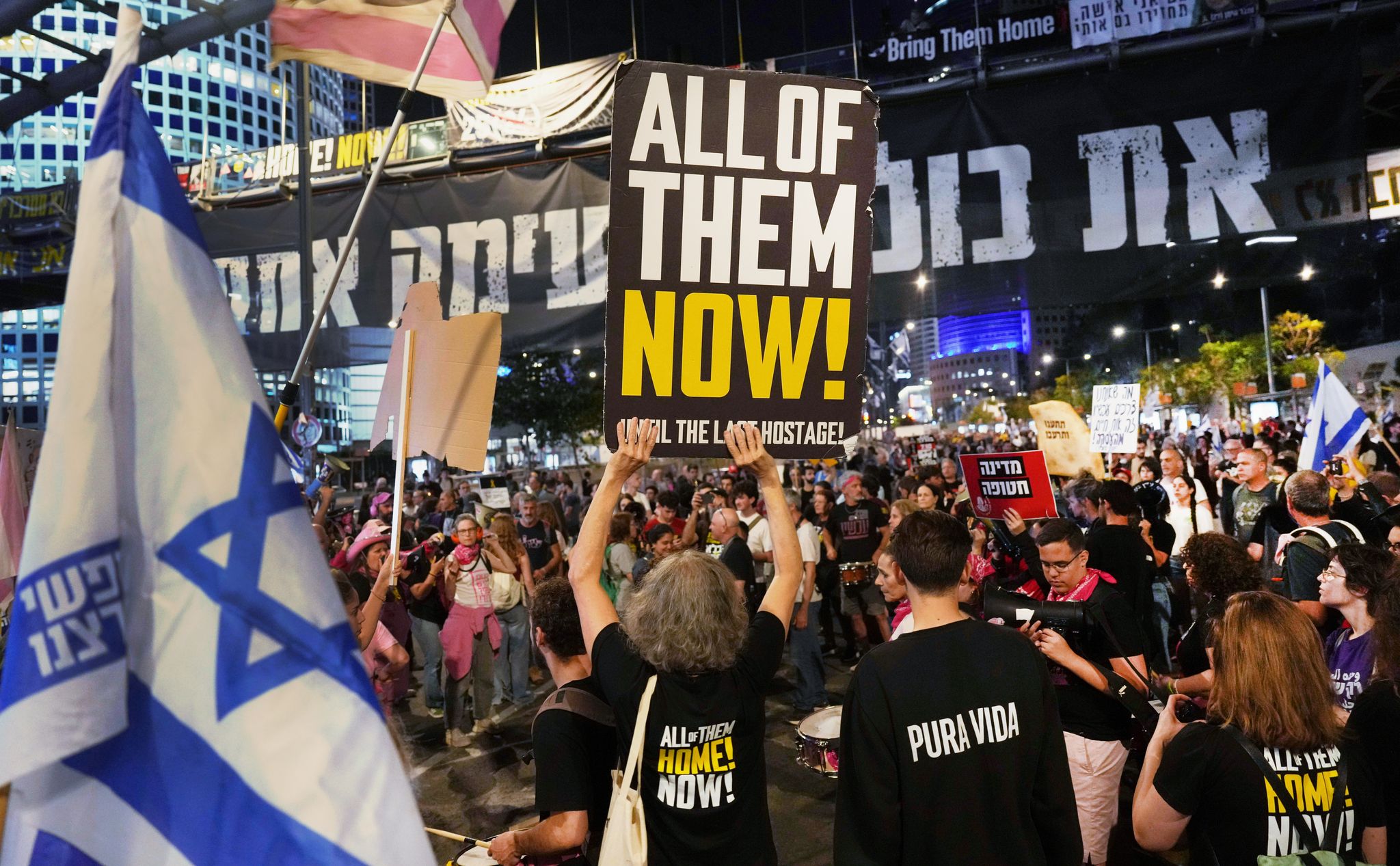 In Israel demonstrierten Tausende für eine sofortige Freilassung aller Geiseln aus der Gewalt der Hamas.