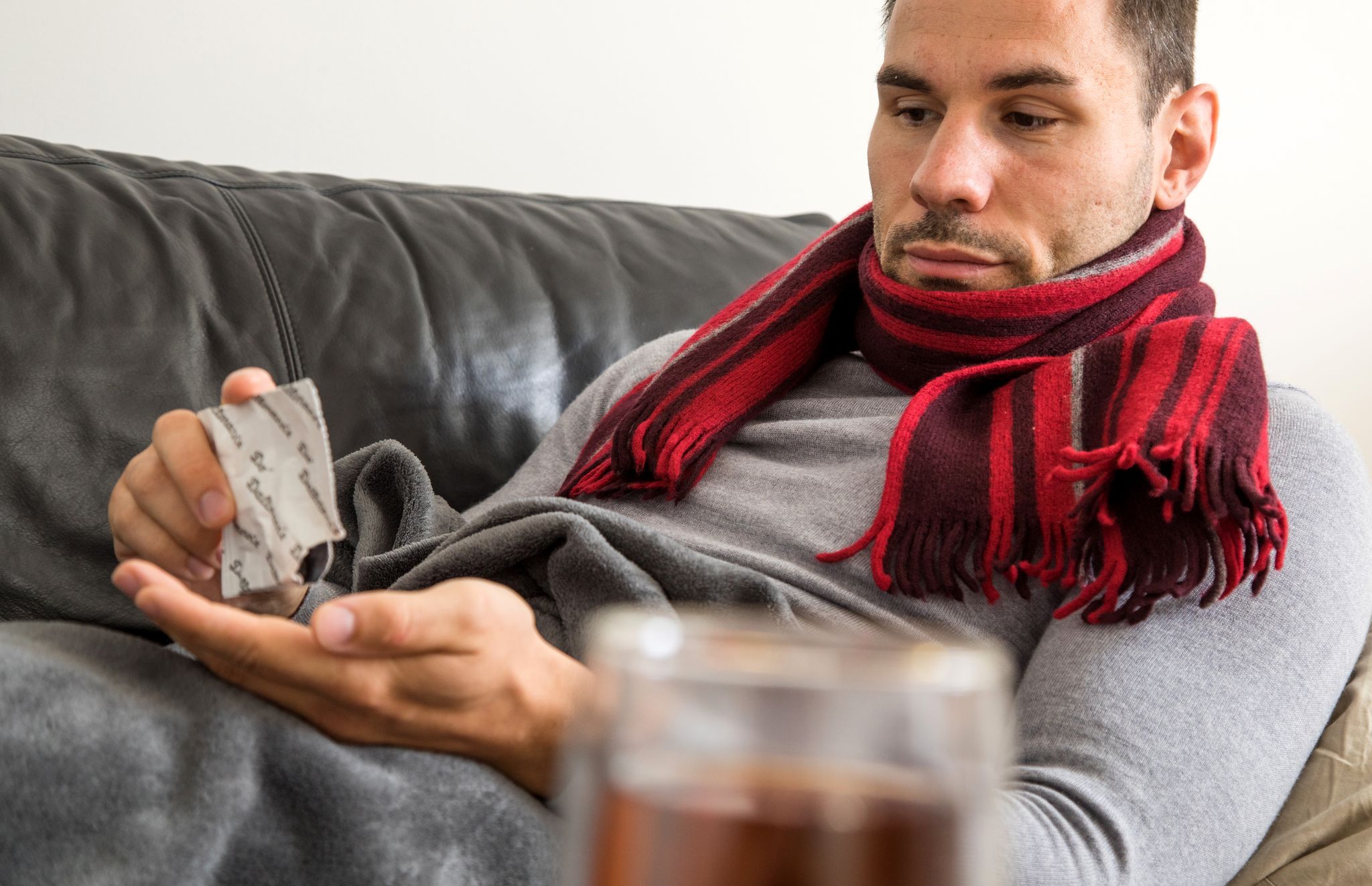 Ruhen, Tee trinken, Bonbons lutschen - das tut bei einer Mandelentzündung gut.
