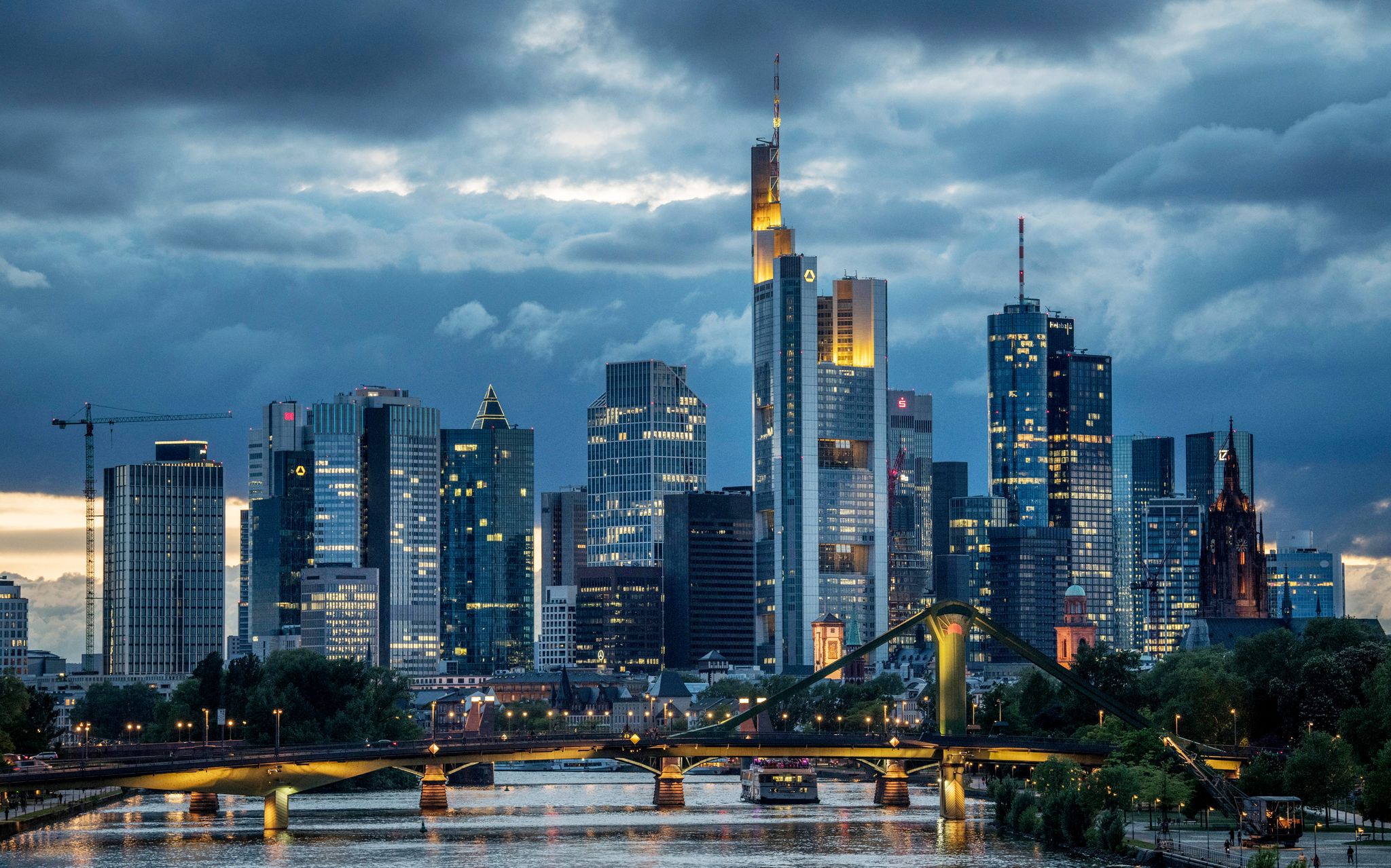 Höher geht immer: Banken sichern die Einlagen ihrer Kunden nicht selten freiwillig großzügiger ab als gesetzlich vorgeschrieben. An ihre Versprechen gebunden sind die Institute aber nicht.