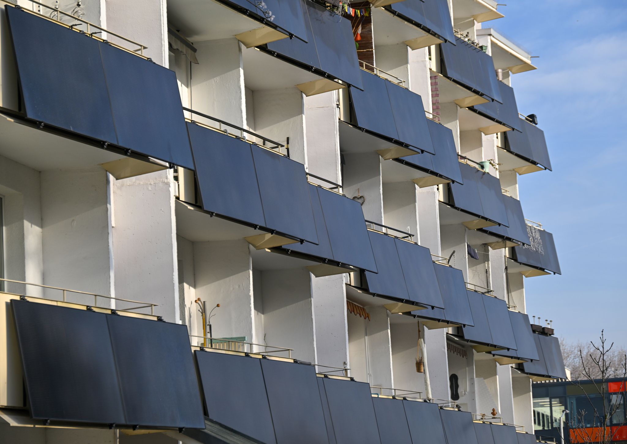 Der Solarboom in Deutschland geht weiter: Mittlerweile gibt es fünf Millionen Anlagen, darunter zahlreiche Balkonkraftwerke. (Archivbild)