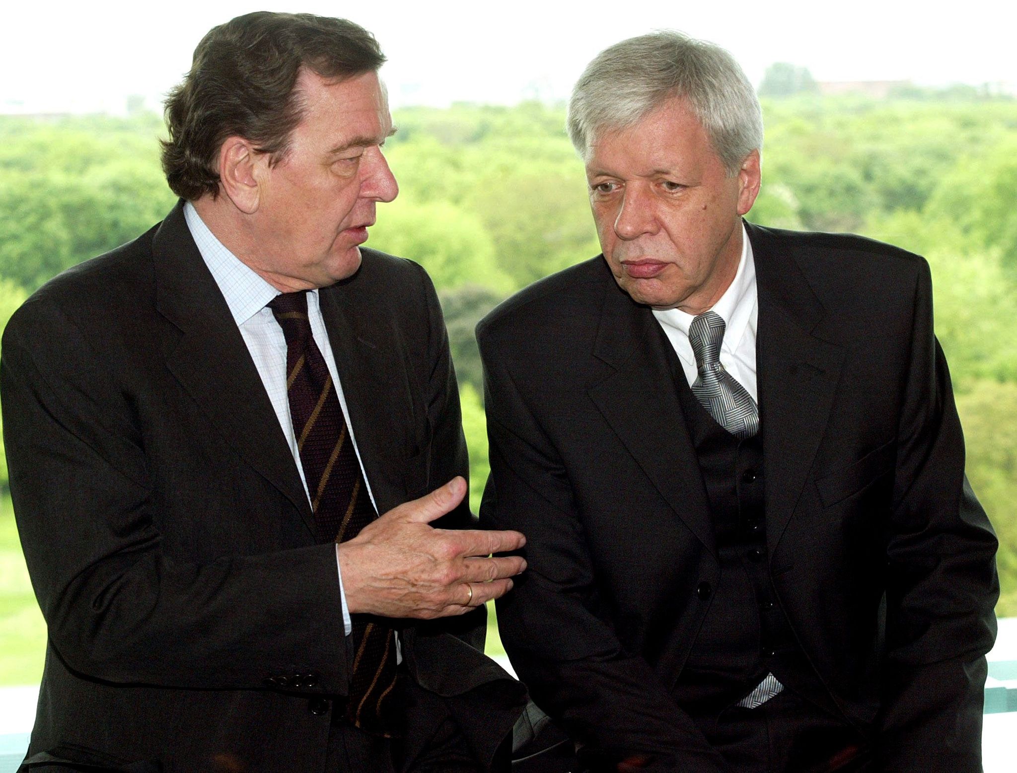 Parteilos in den Bundestag: 1998 wurde der Industrieberater Werner Müller (r) von Gerhard Schröder zum Bundeswirtschaftsminister ernannt. (Archivbild)
