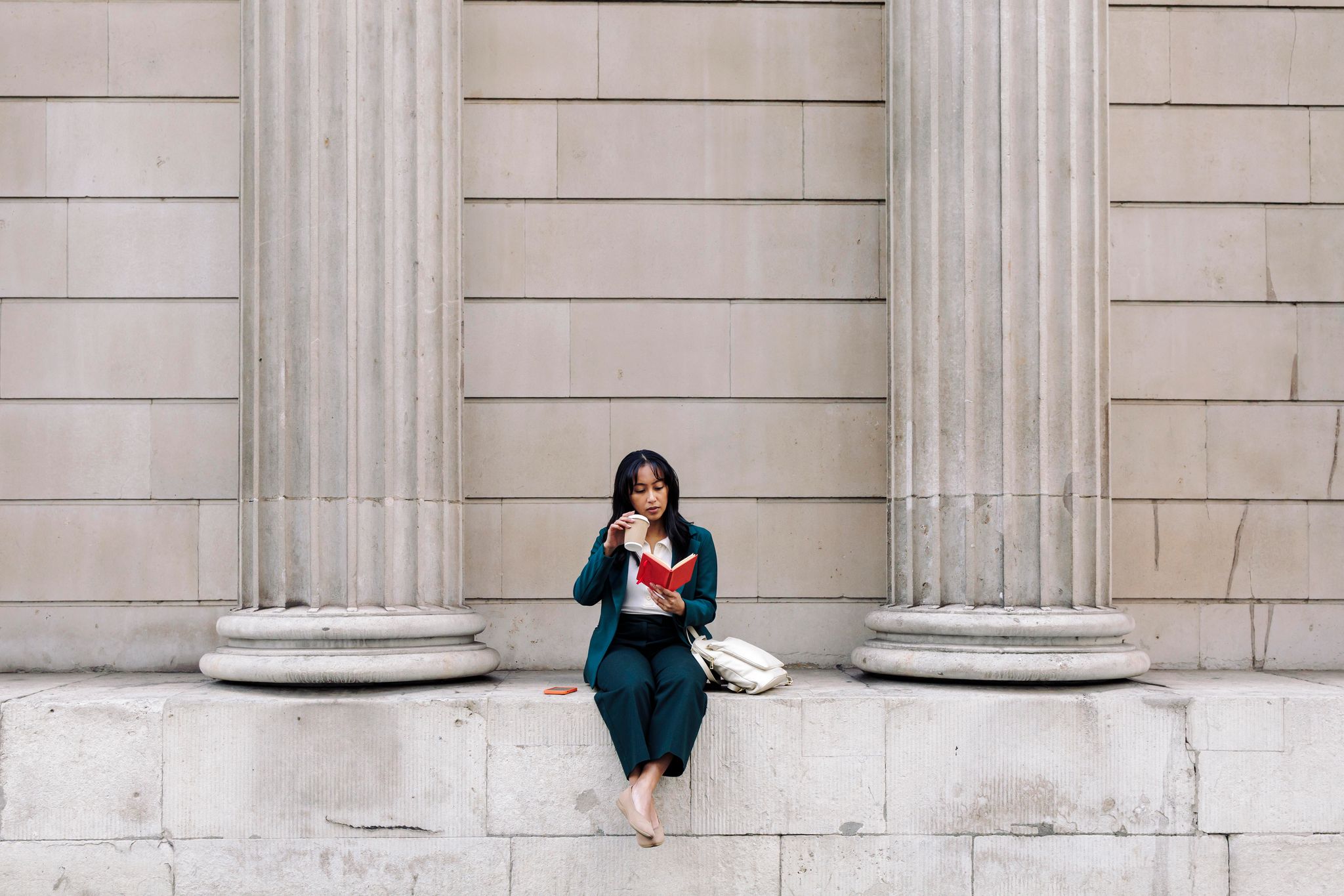 Rausgehen, abschalten: Pausen bei der Arbeit dienen dem Gesundheitsschutz.