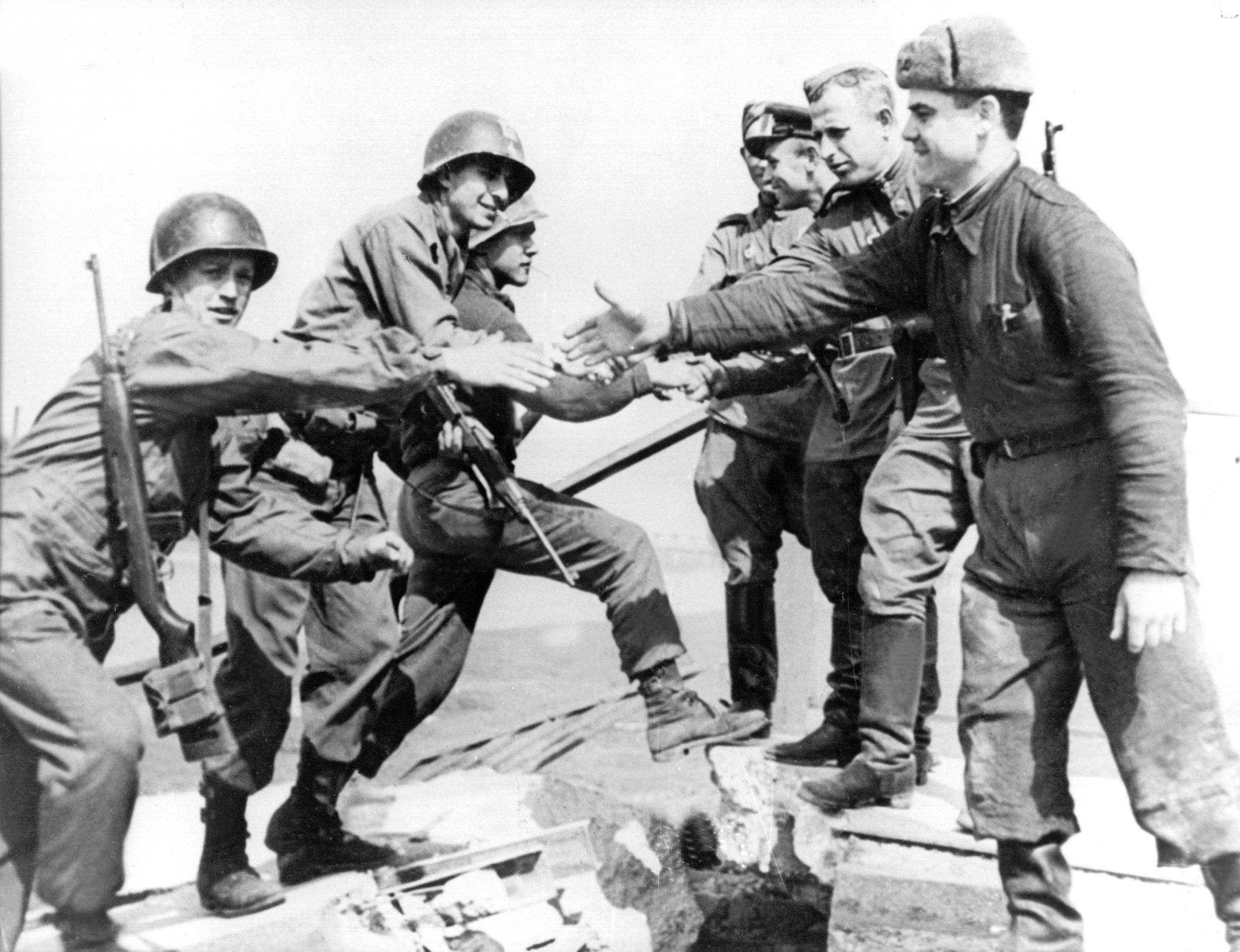 Dieses Foto vom Handschlag amerikanischer und sowjetischer Soldaten in Torgau am 25. April 1945 ging um die Welt. (Archivbild)