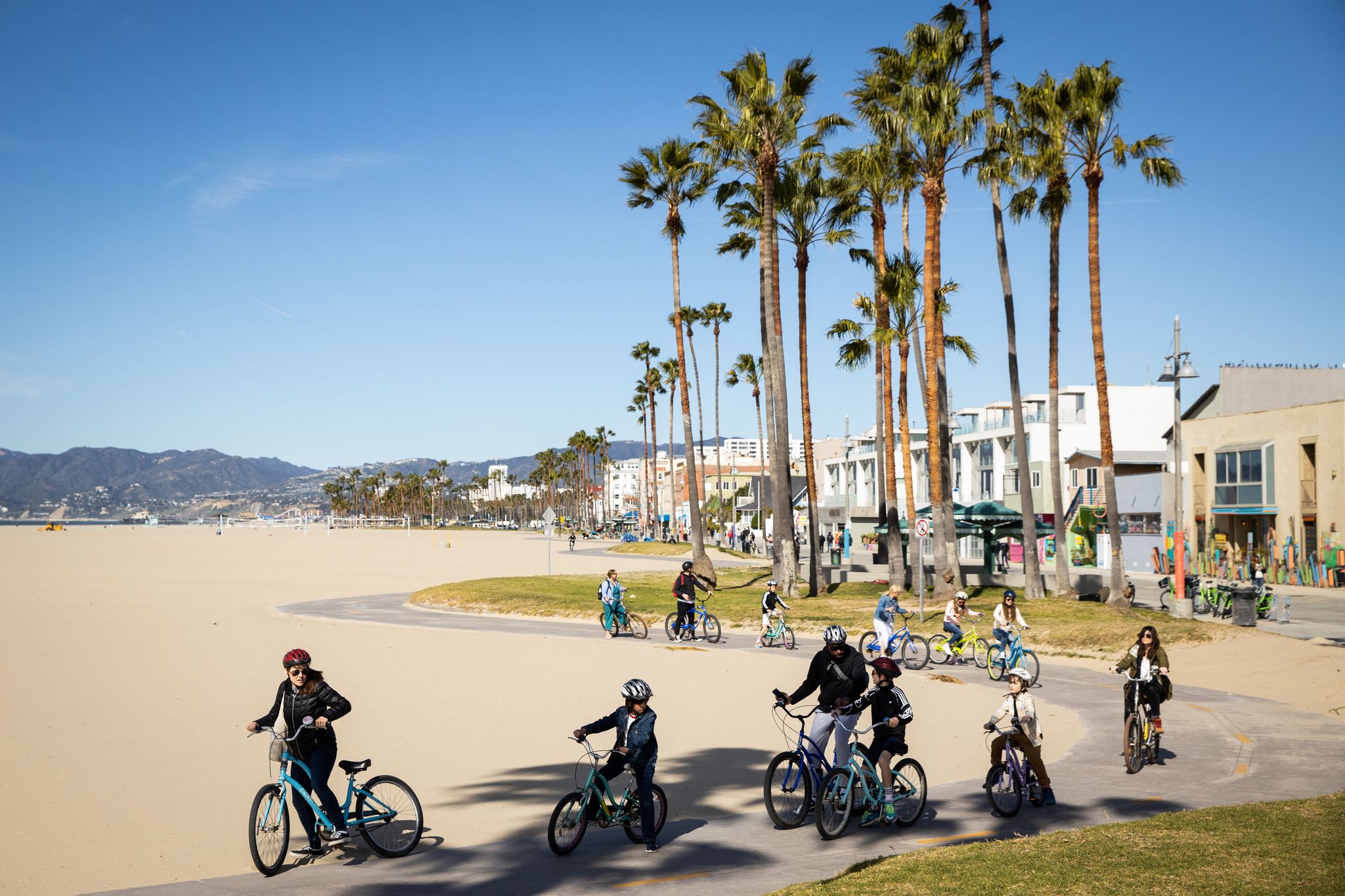 In Santa Monica kann man am Strand entlang radeln - sofern man kein Problem mit Sand auf dem Asphalt hat.