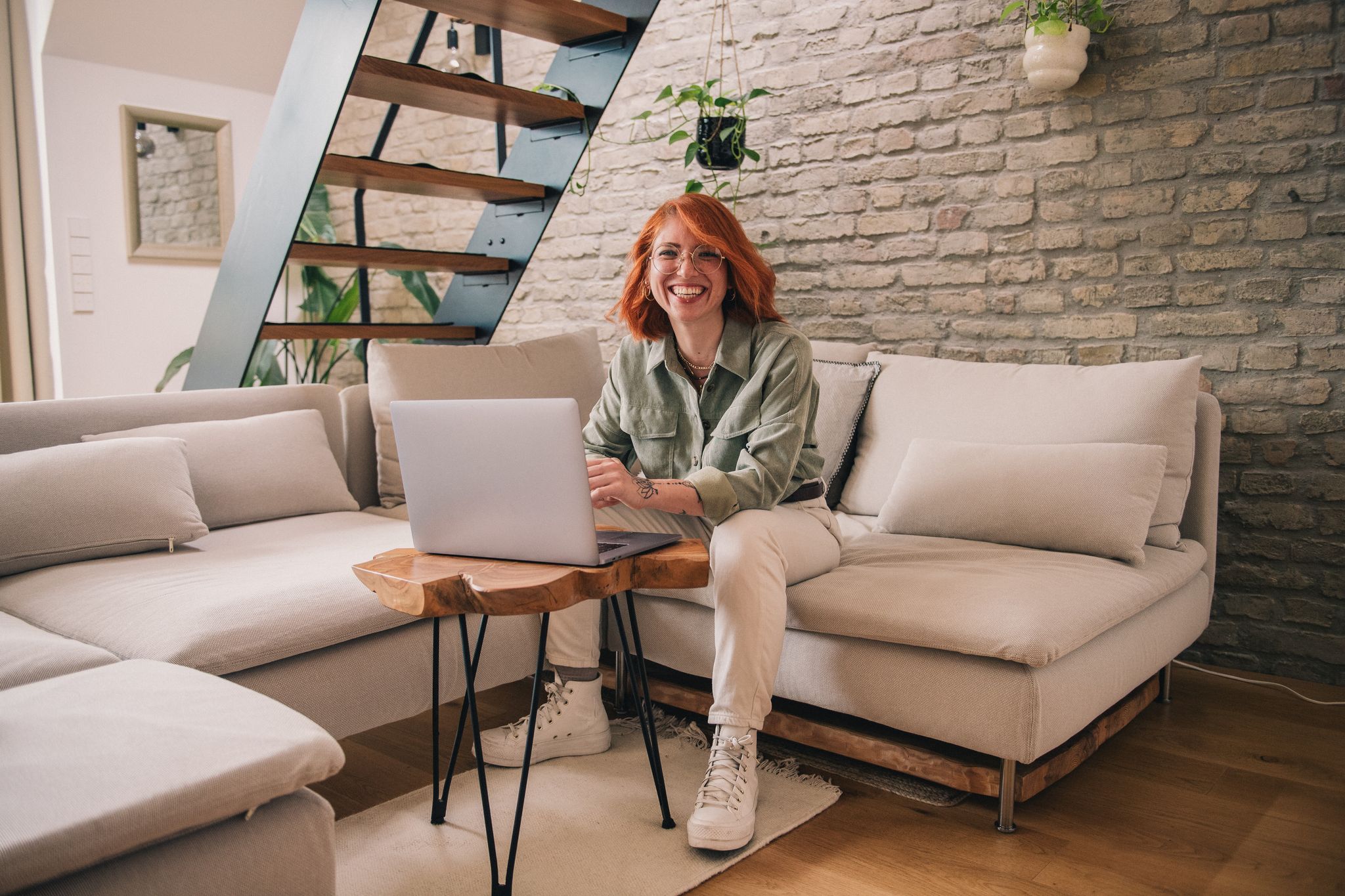 Alles im Blick: Soll ein neues Sofa her, helfen Skizzen oder Kartons bei der Planung im Raum.