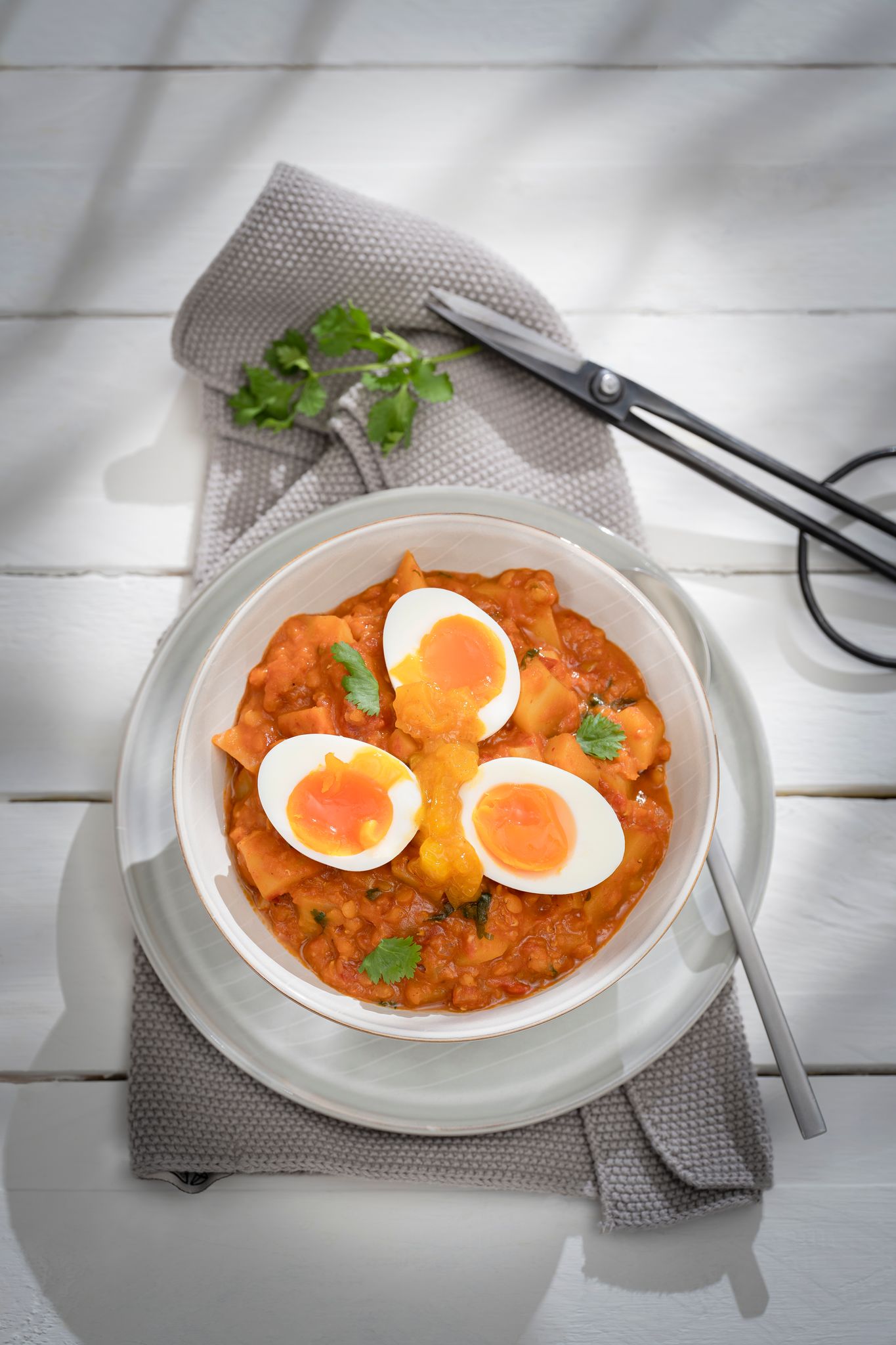 Wer dieses Curry fleischlos genießen will, gibt statt Brühwürstchen einfach gekochte Eier hinein.