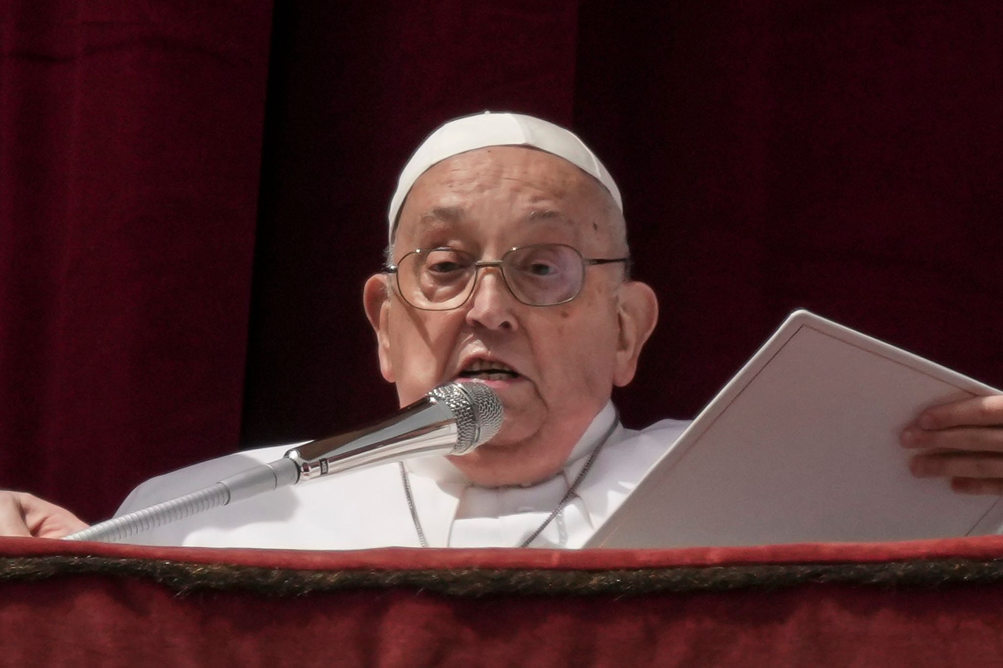 Papst Franziskus erteilt den Segen Urbi et Orbi.