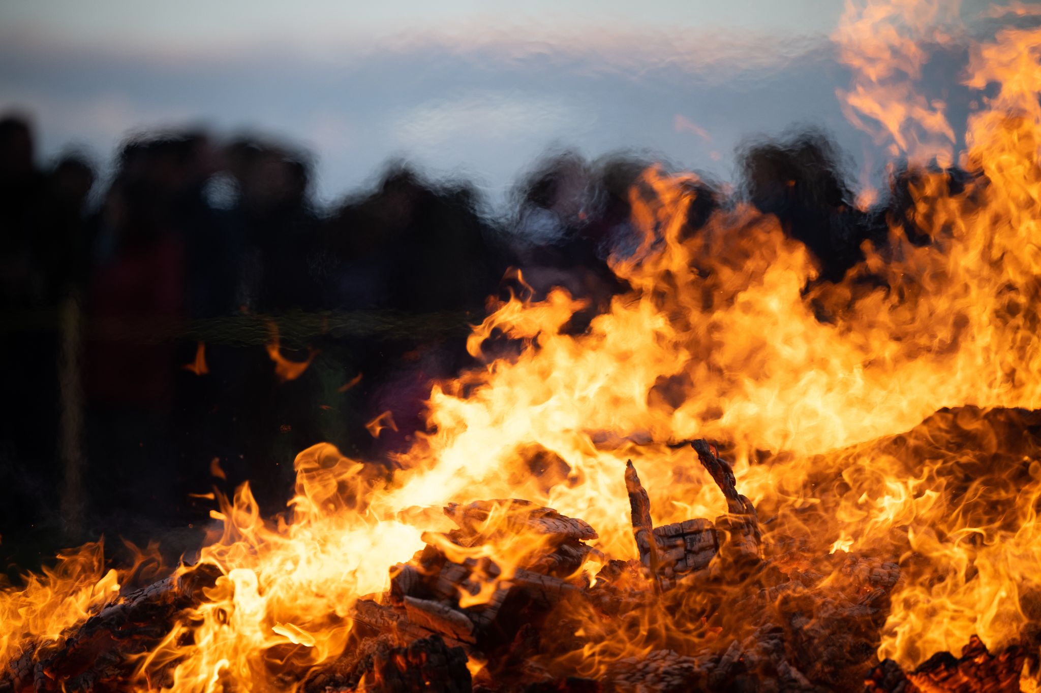 Feuer mit Verantwortung: Wer ein Osterfeuer plant, muss Sicherheitsregeln einhalten.