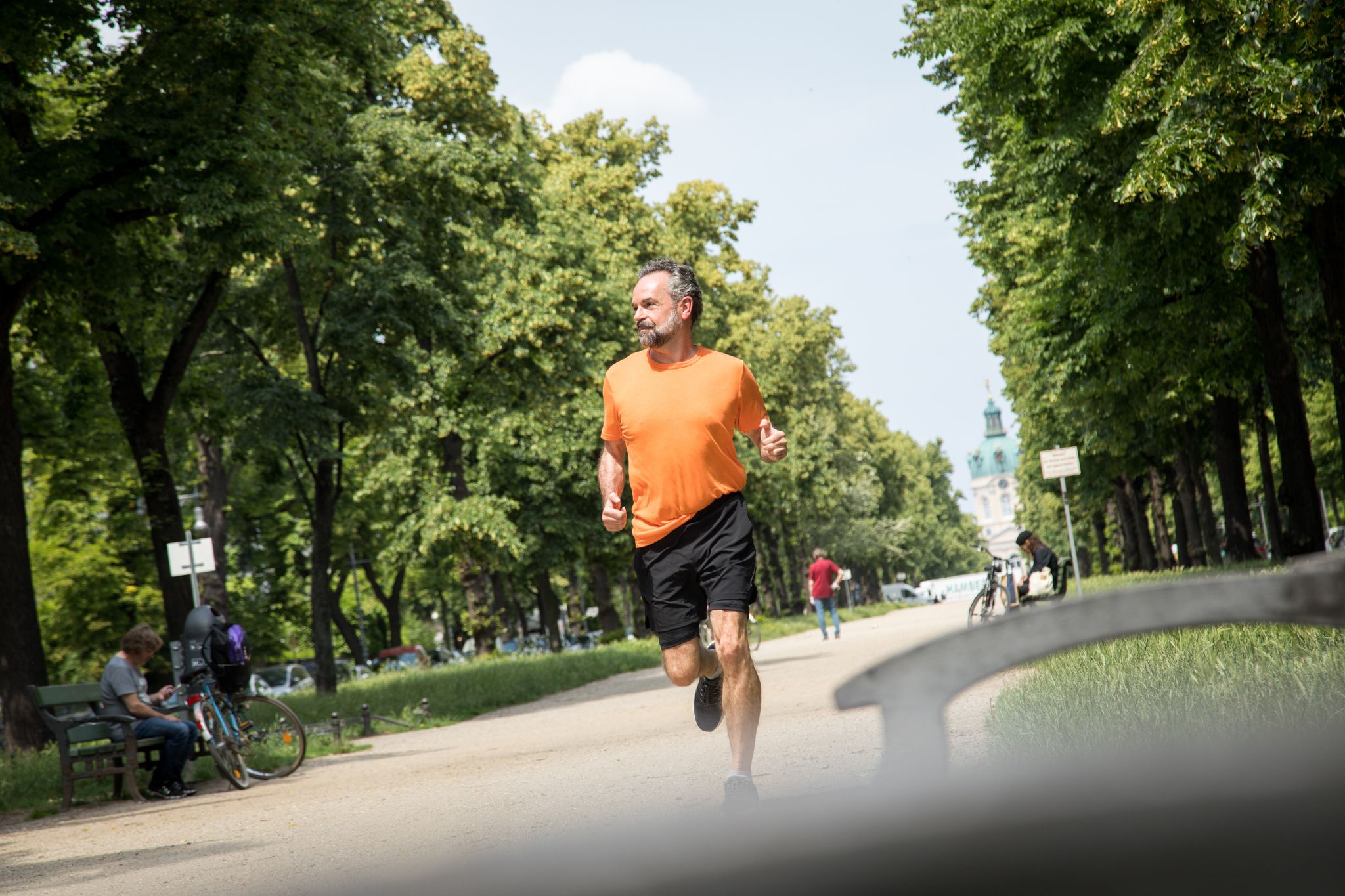 Bewegung hält fit, aber gerade im Alter ist die richtige Belastungssteuerung entscheidend.