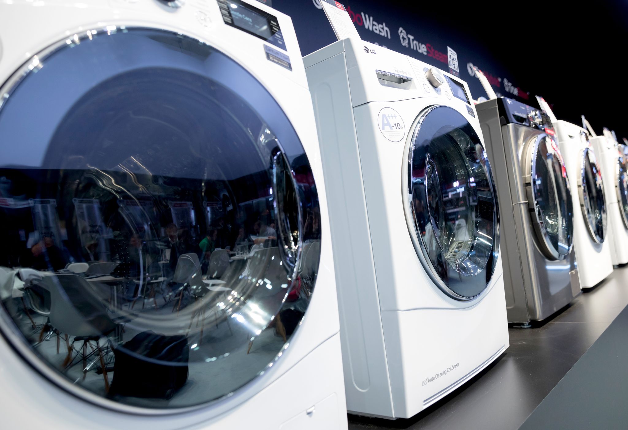 Um Wasser und Strom zu sparen, am besten immer mit voll gefüllter Trommel waschen - Geräte mit großer Türöffnung lassen sich besonders komfortabel befüllen.