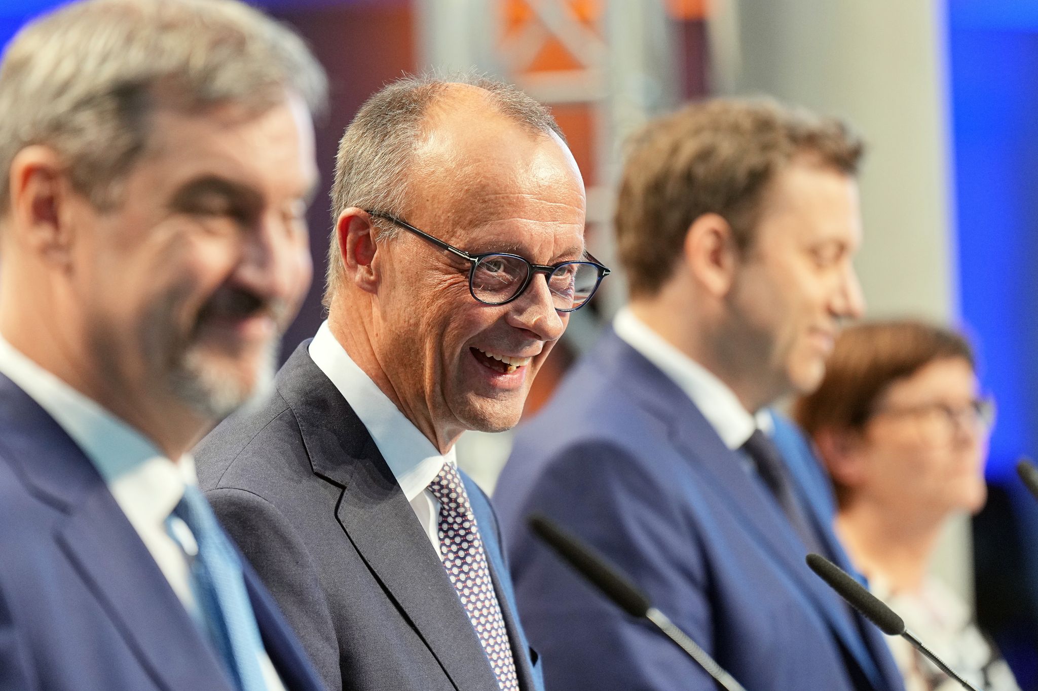 Große Pläne, lachende Gesichter: Auf 146 Seiten haben die Unterhändler von Union und SPD ihre Ideen für die nächsten vier Jahre festgehalten.