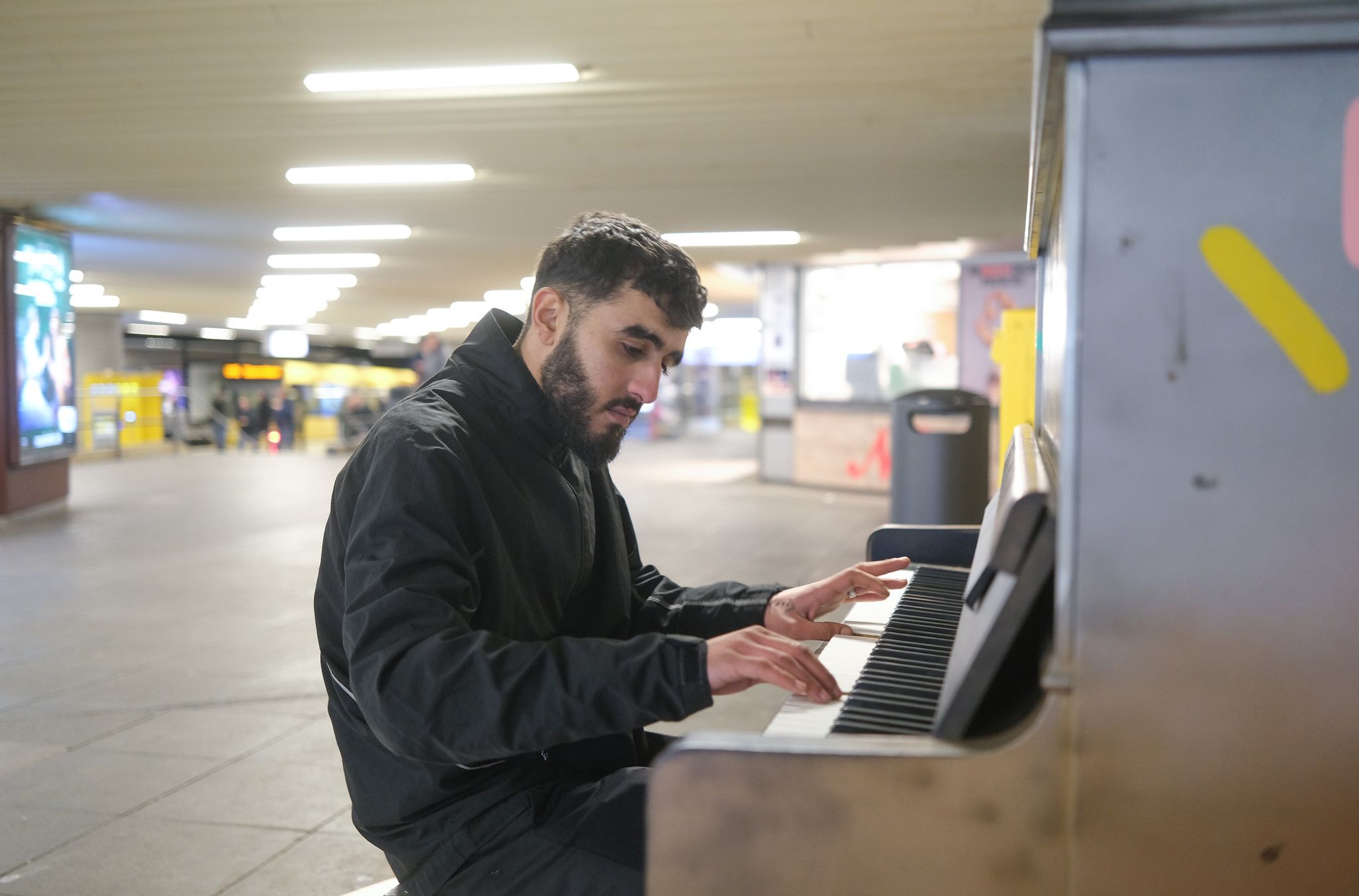 Abdul Rahman Al Ali aus Syrien spielt an einer U-Bahn Haltestelle in Stuttgart auf einem open Piano. Das Instrument ist dort für Jedermann zugänglich. (Archivfoto)