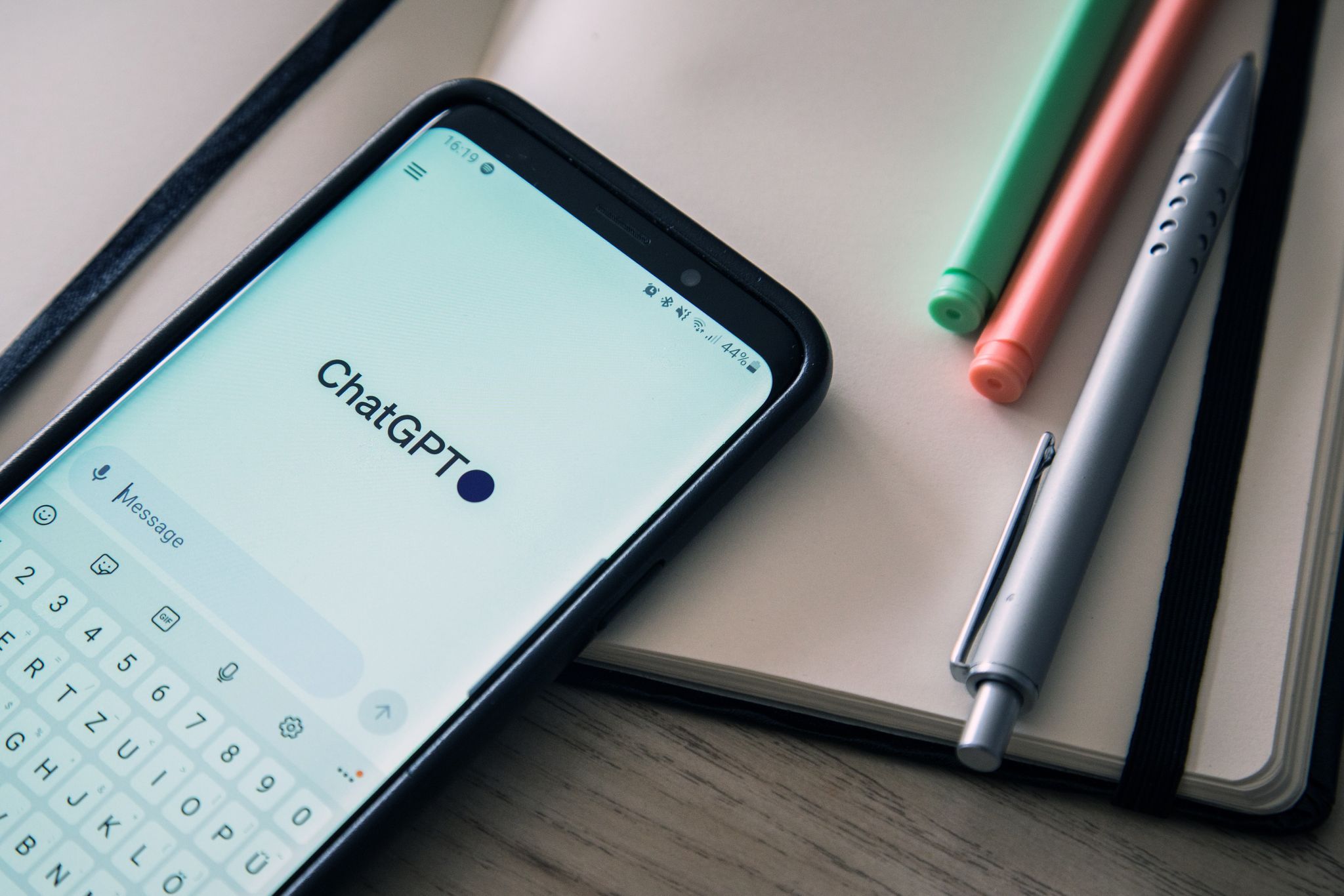 Prompt geschrieben und schon spuckt der Chatbot einen Text aus: Ein KI-generierter Output ist in der Regel aber kein urheberrechtlich schutzfähiges Werk.