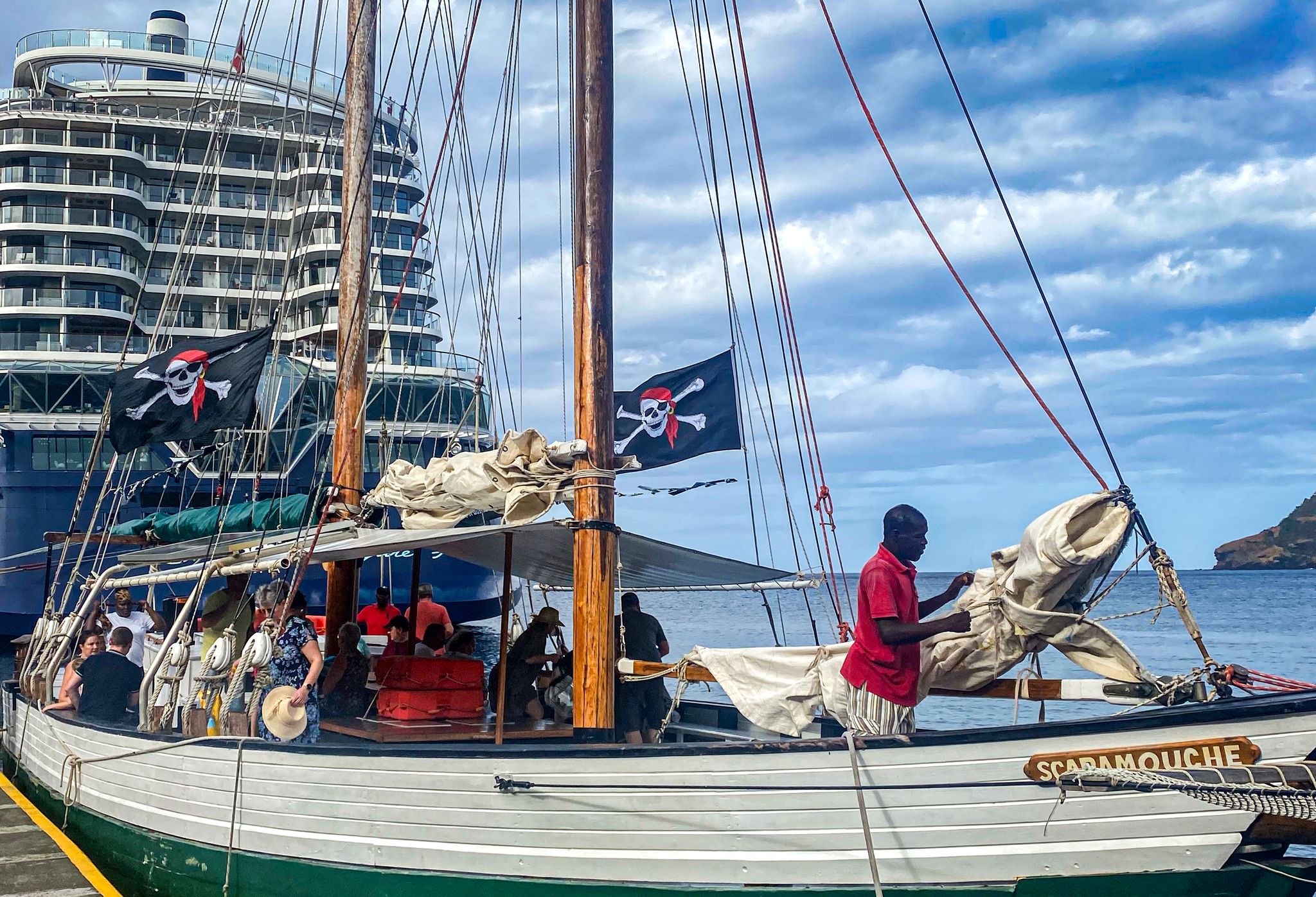 Mit dem Kreuzfahrtschiff werden die Inseln angesteuert, mit dem Schoner «Scaramouche» zeigt Waltie seinen Gästen Filmschauplätze.