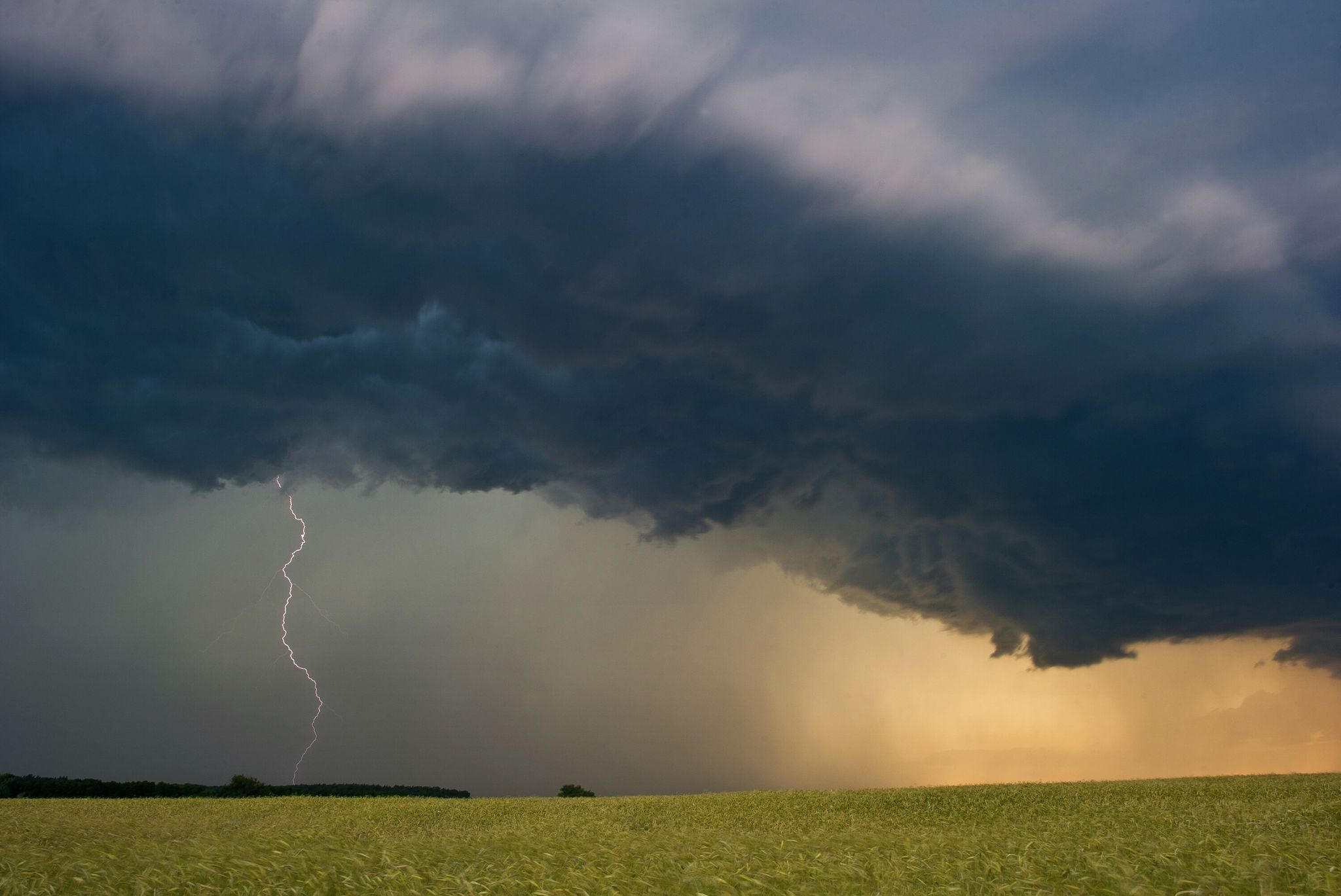 Angsteinflößend und mächtig: Wenn Gewitterwolken aufreißen, kommt meist eine Menge Regen herunter - und der flutet schnell mal den Keller.