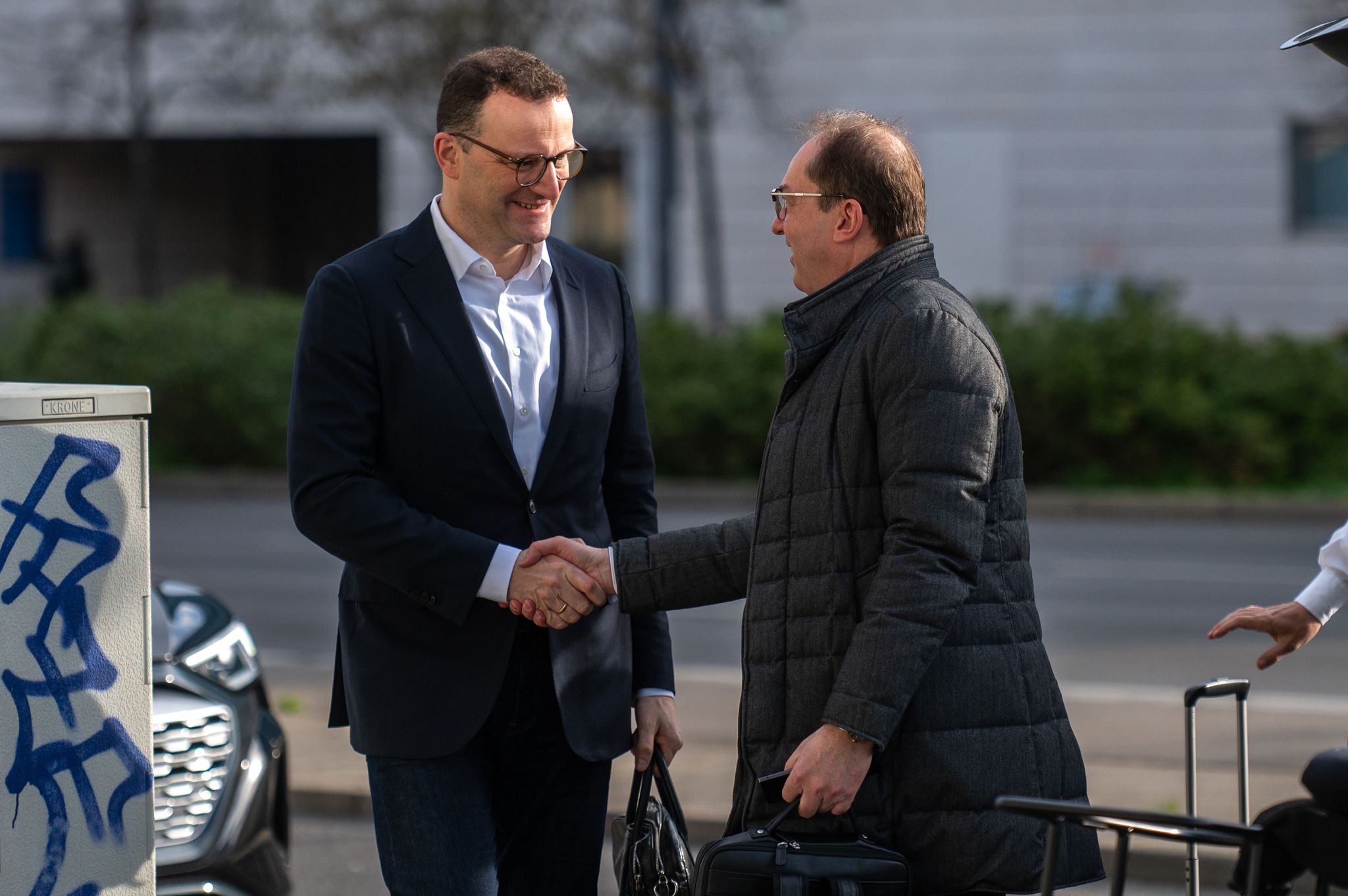Dobrindt (r) und Spahn (l) kommen zu den Verhandlungen.